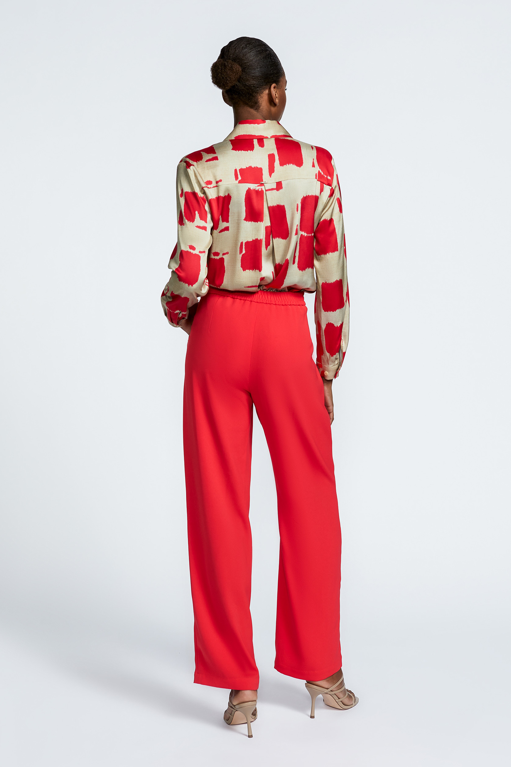 Trousers with elastic