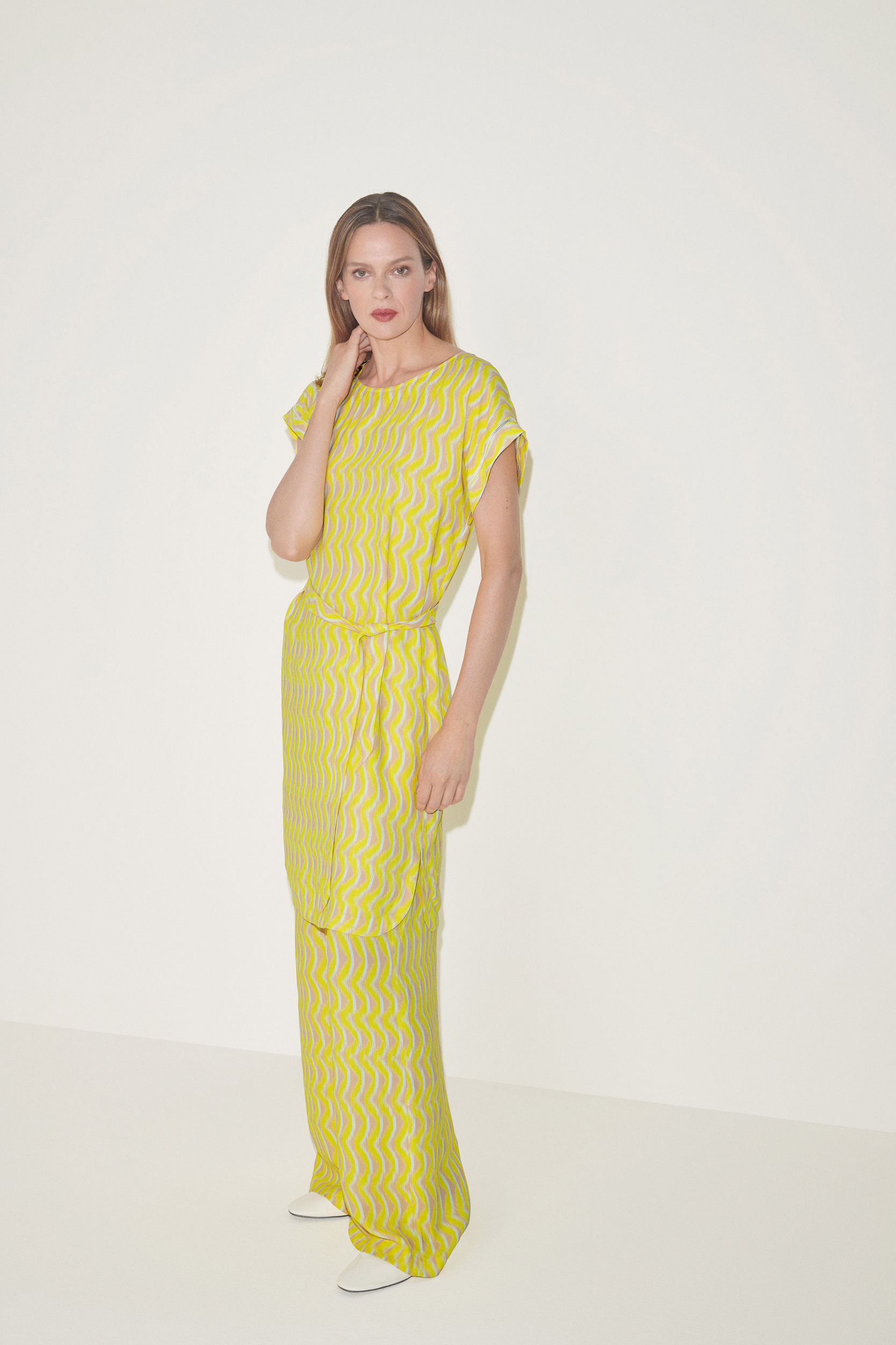 Short dress in crepe fabric