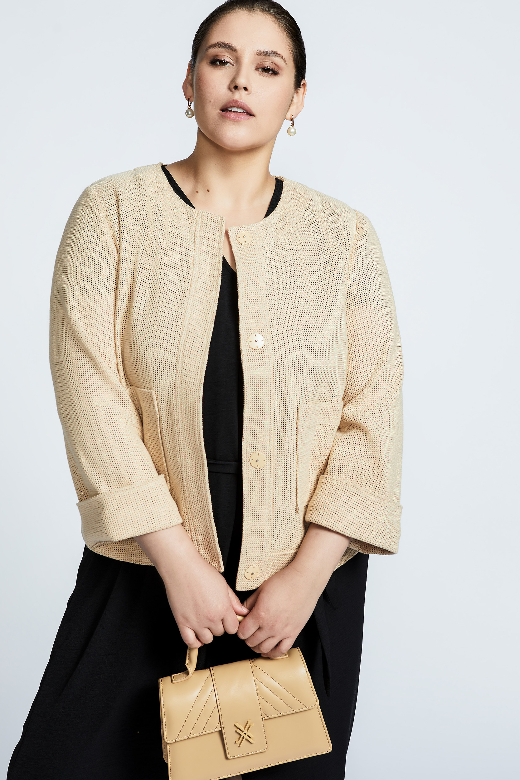 Short jacket in raffia