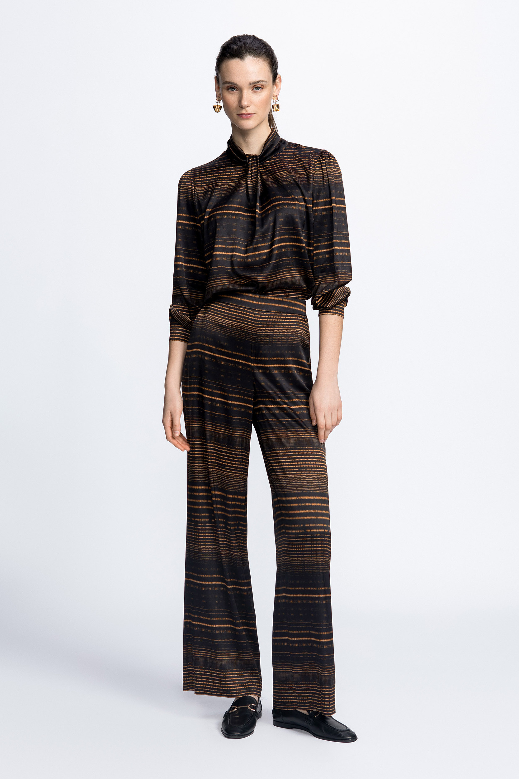 Relaxed trousers with print