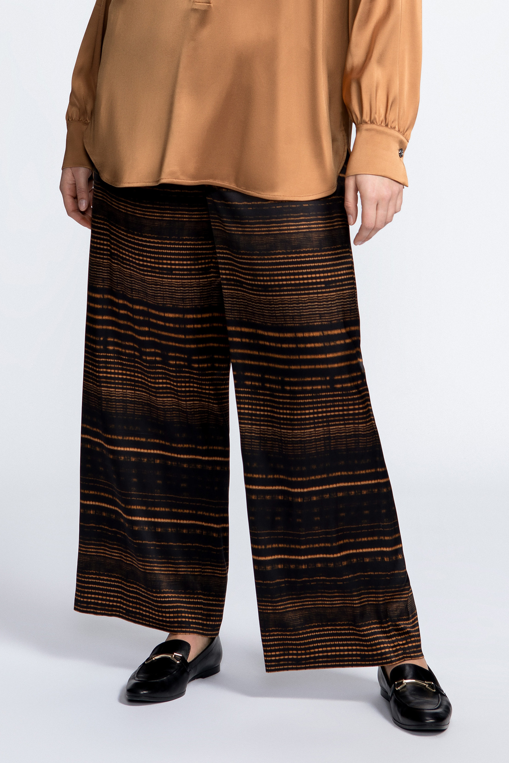Relaxed trousers with print