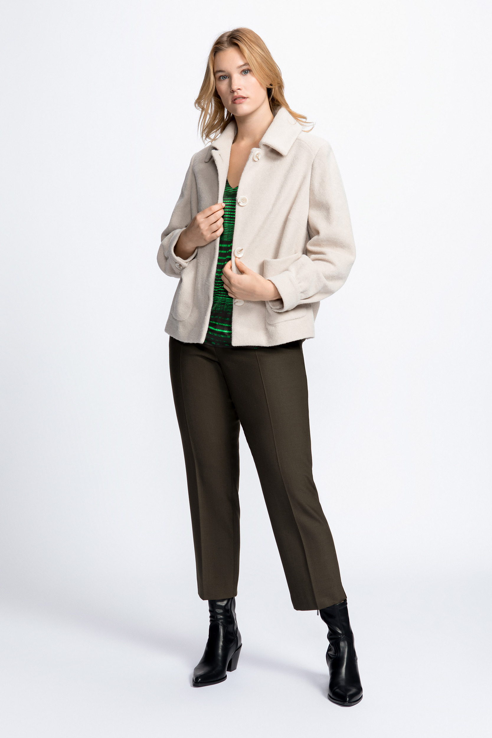 Short jacket with buttons