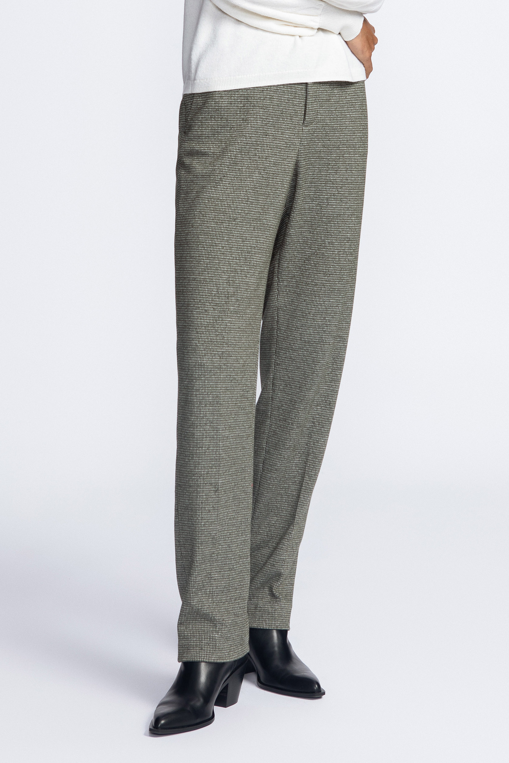 Pleated trousers with houndstooth print