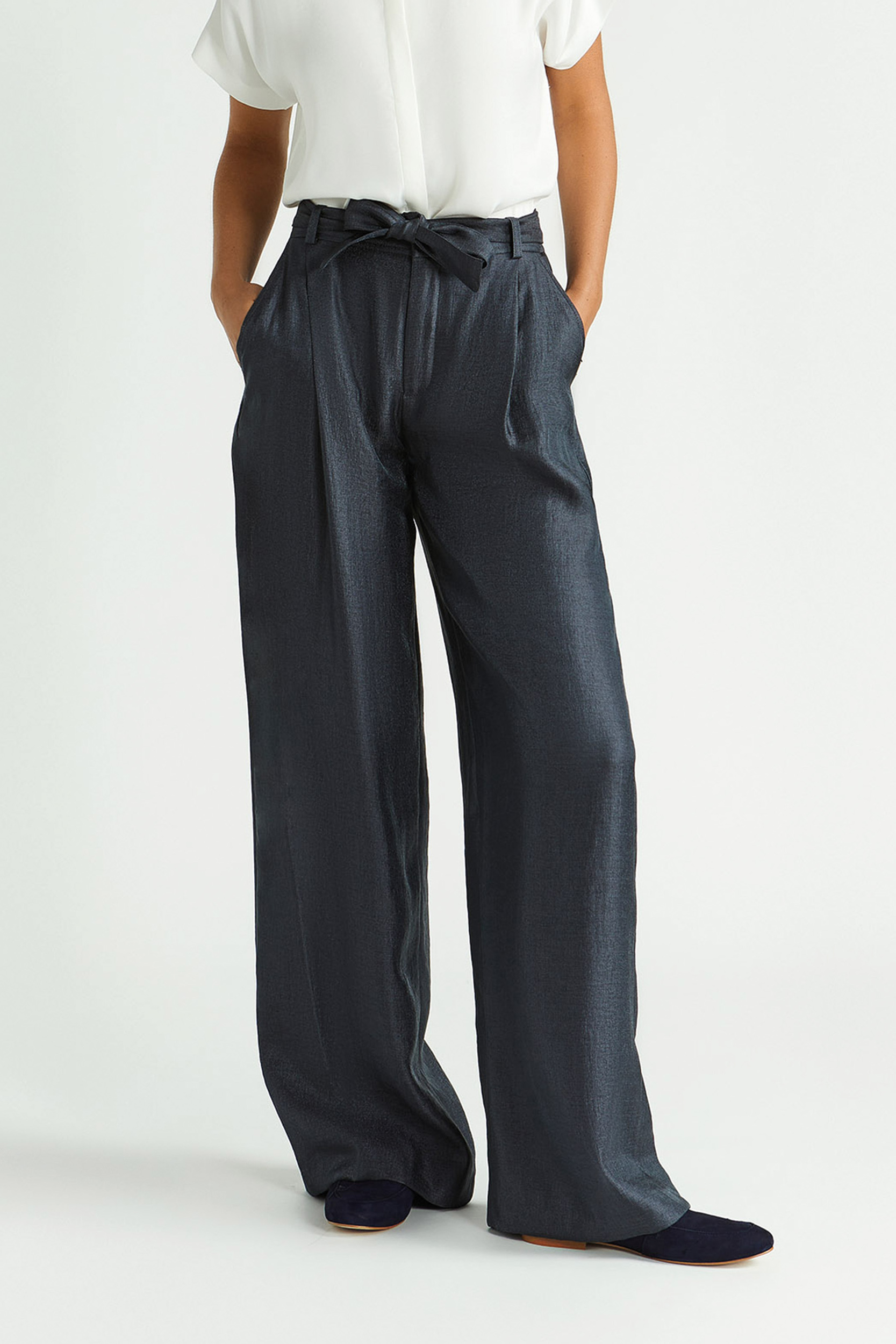 Pantalon brillant à pli marqué