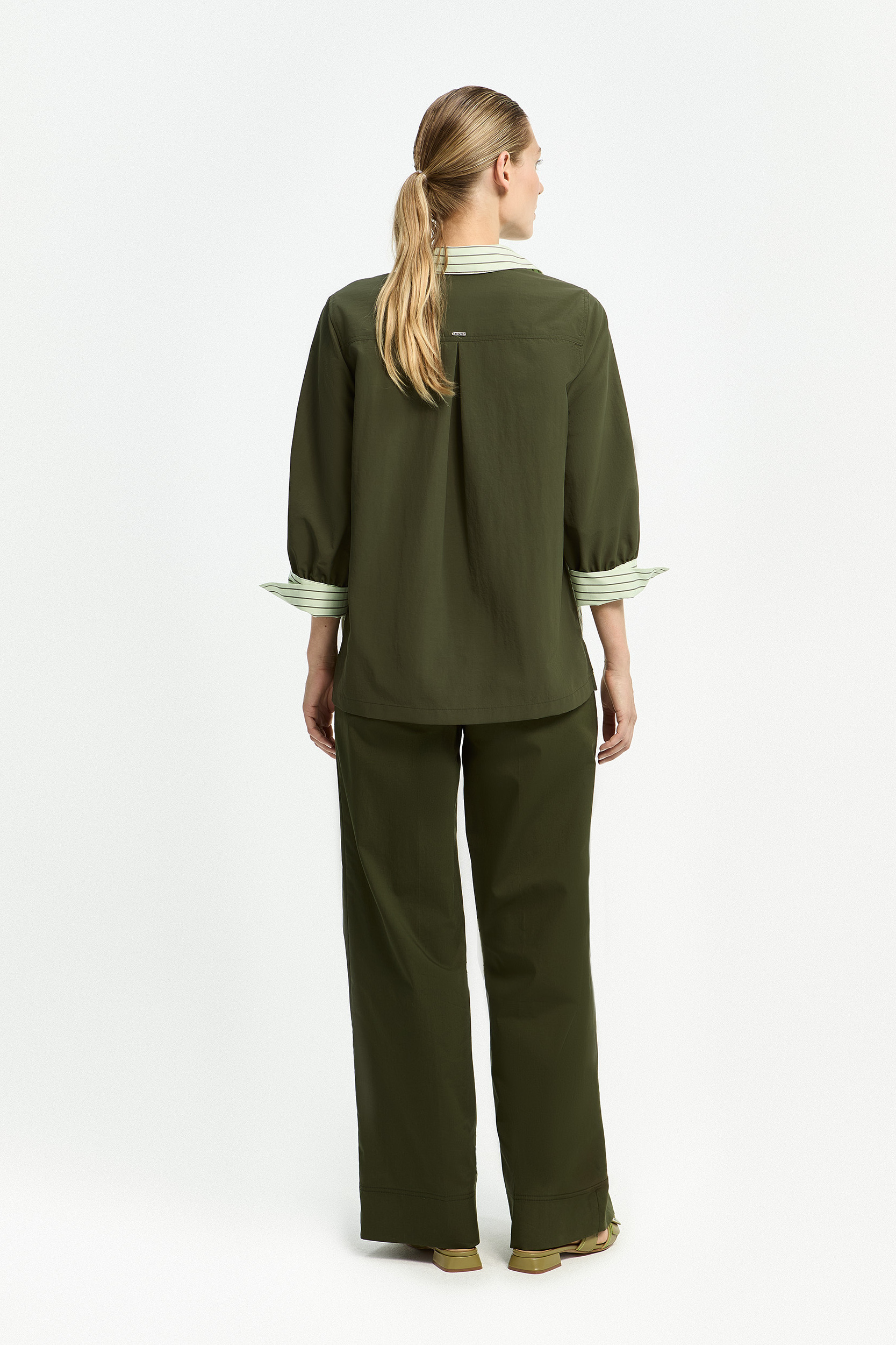 Moderne broek met wijde pijpen