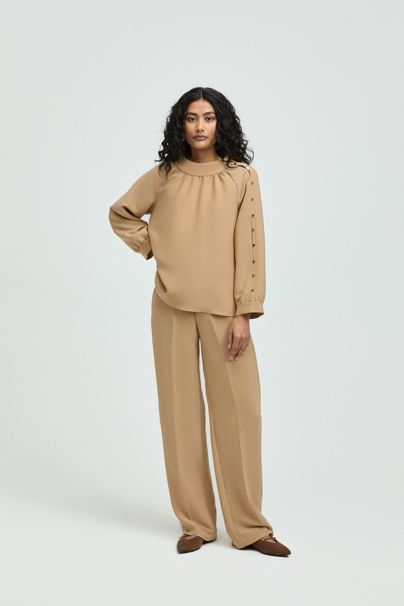 Bluse mit Knopfdetail am Ärmel