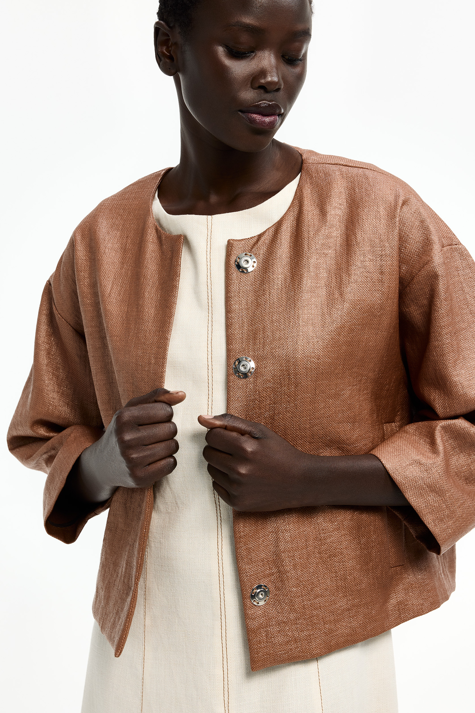 Geklede korte damesjas in raffia