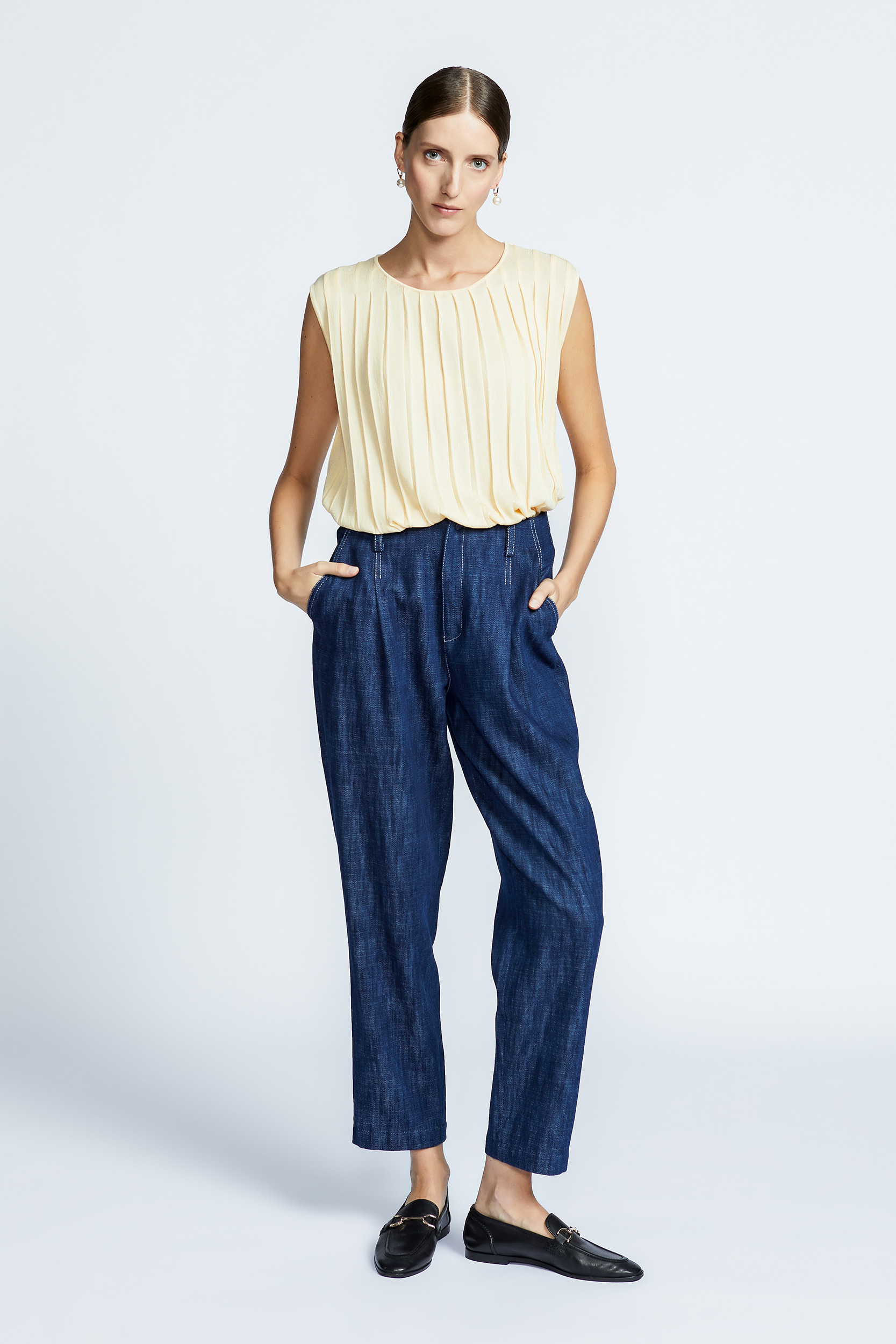Sleeveless top with coarse rib structure