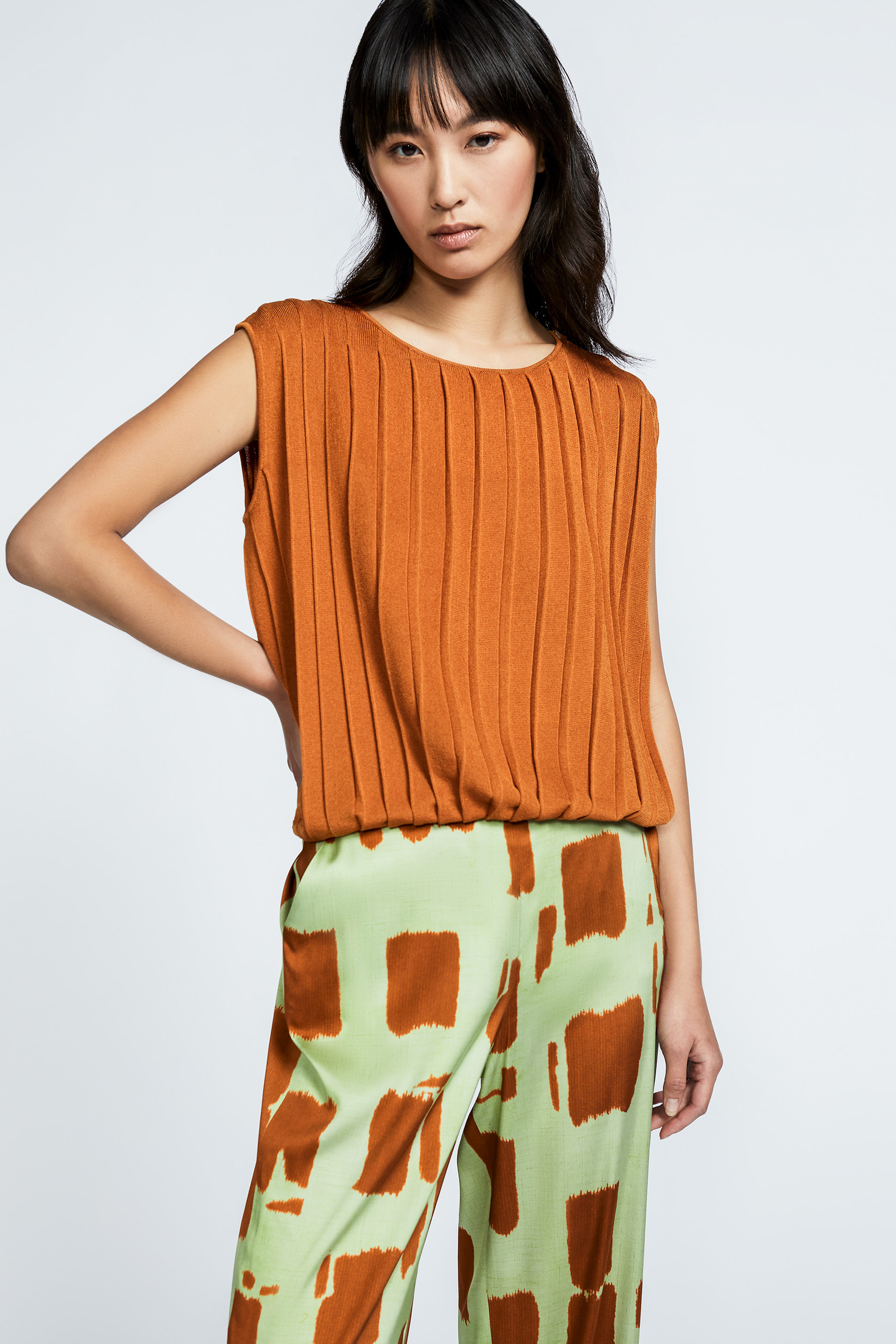 Sleeveless top with coarse rib structure