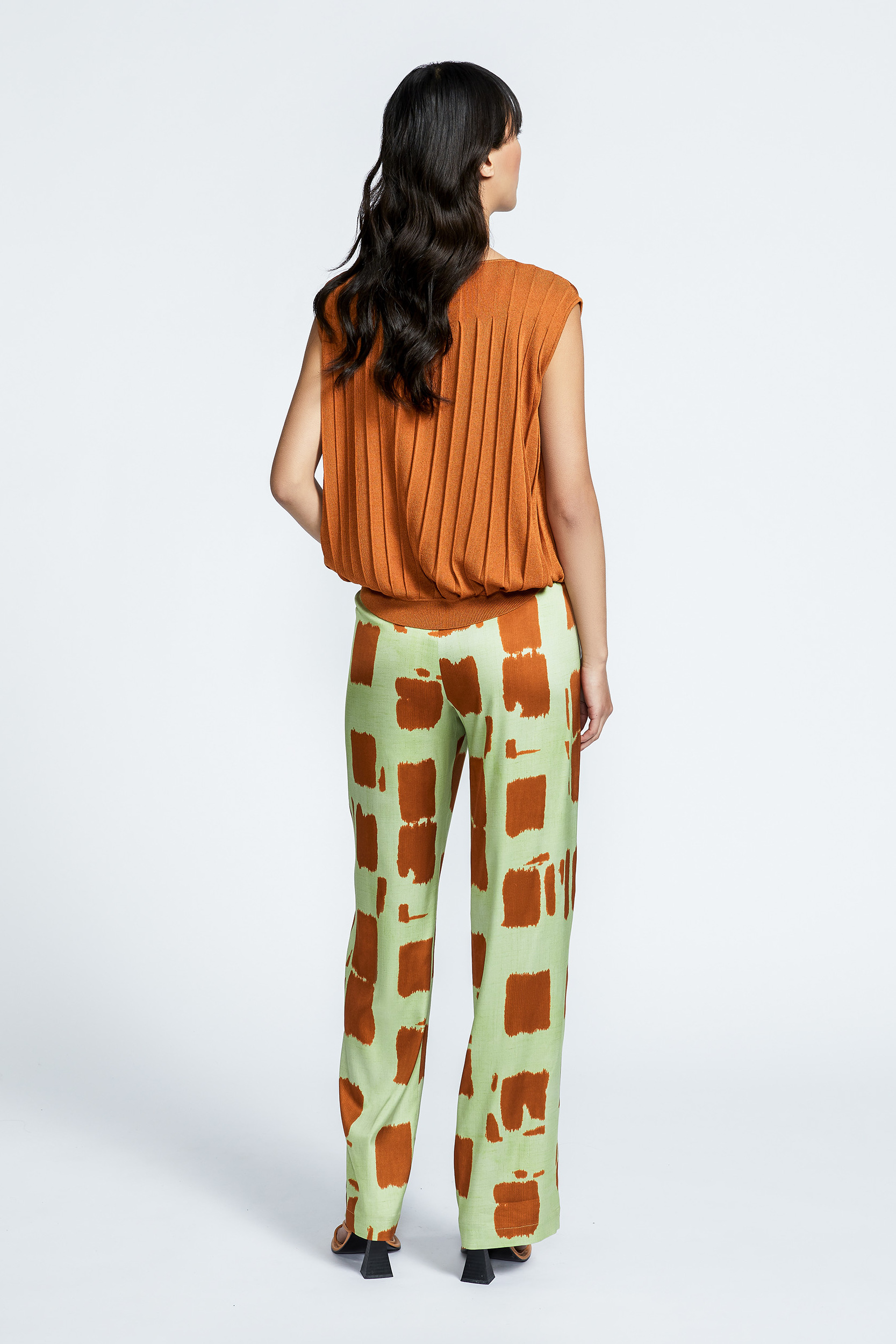 Sleeveless top with coarse rib structure