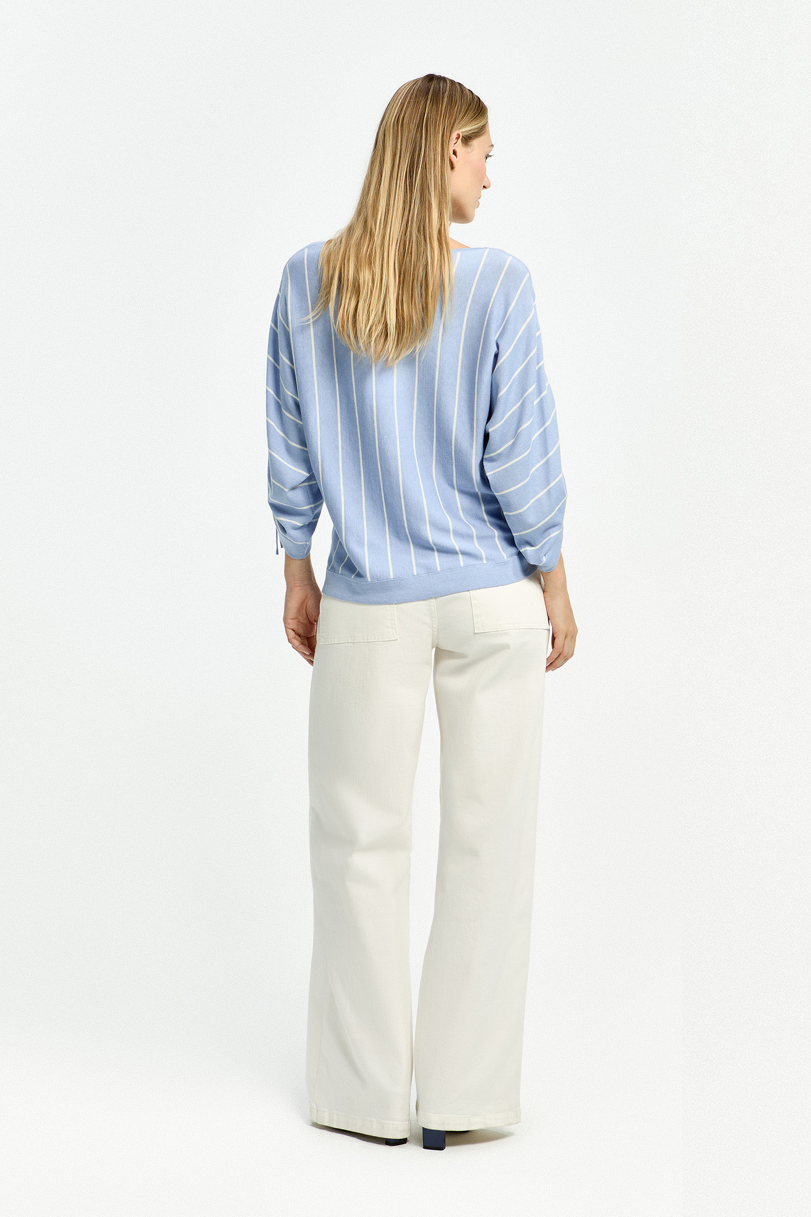 Vrouwelijke pull met strepen