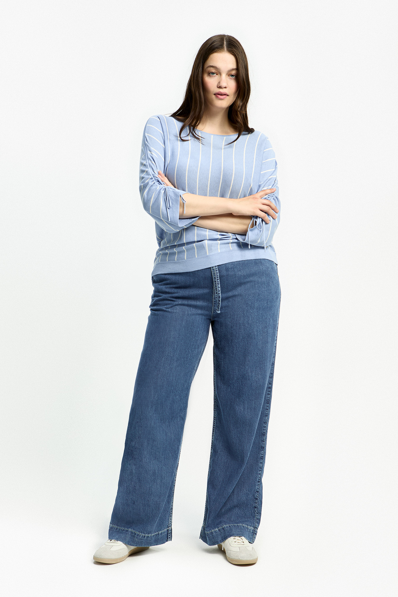 Vrouwelijke pull met strepen