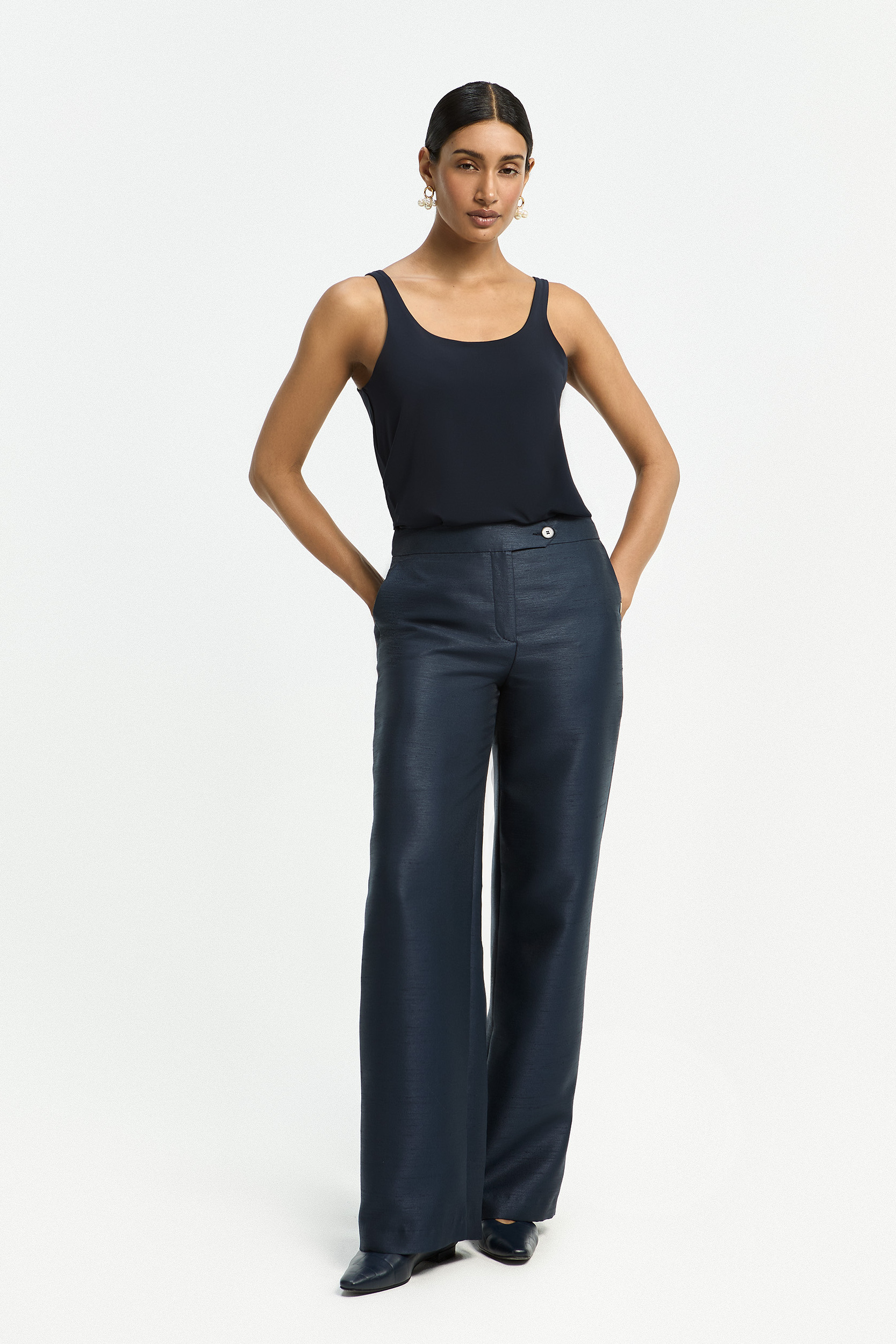 Sleeveless top with round neck