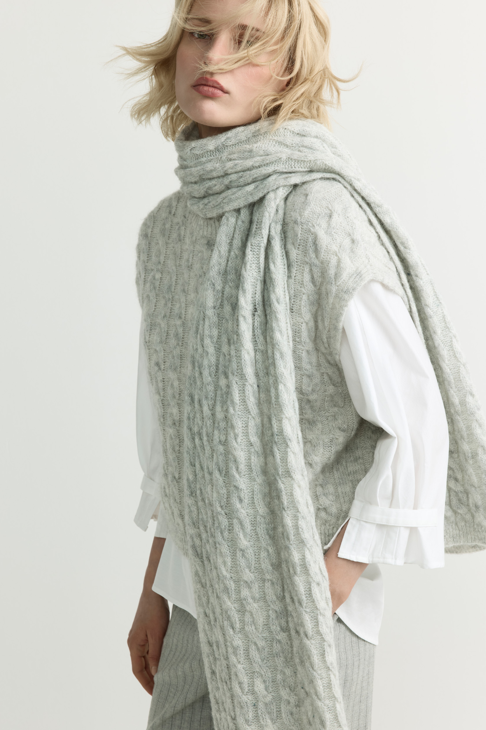 Cable knit scarf