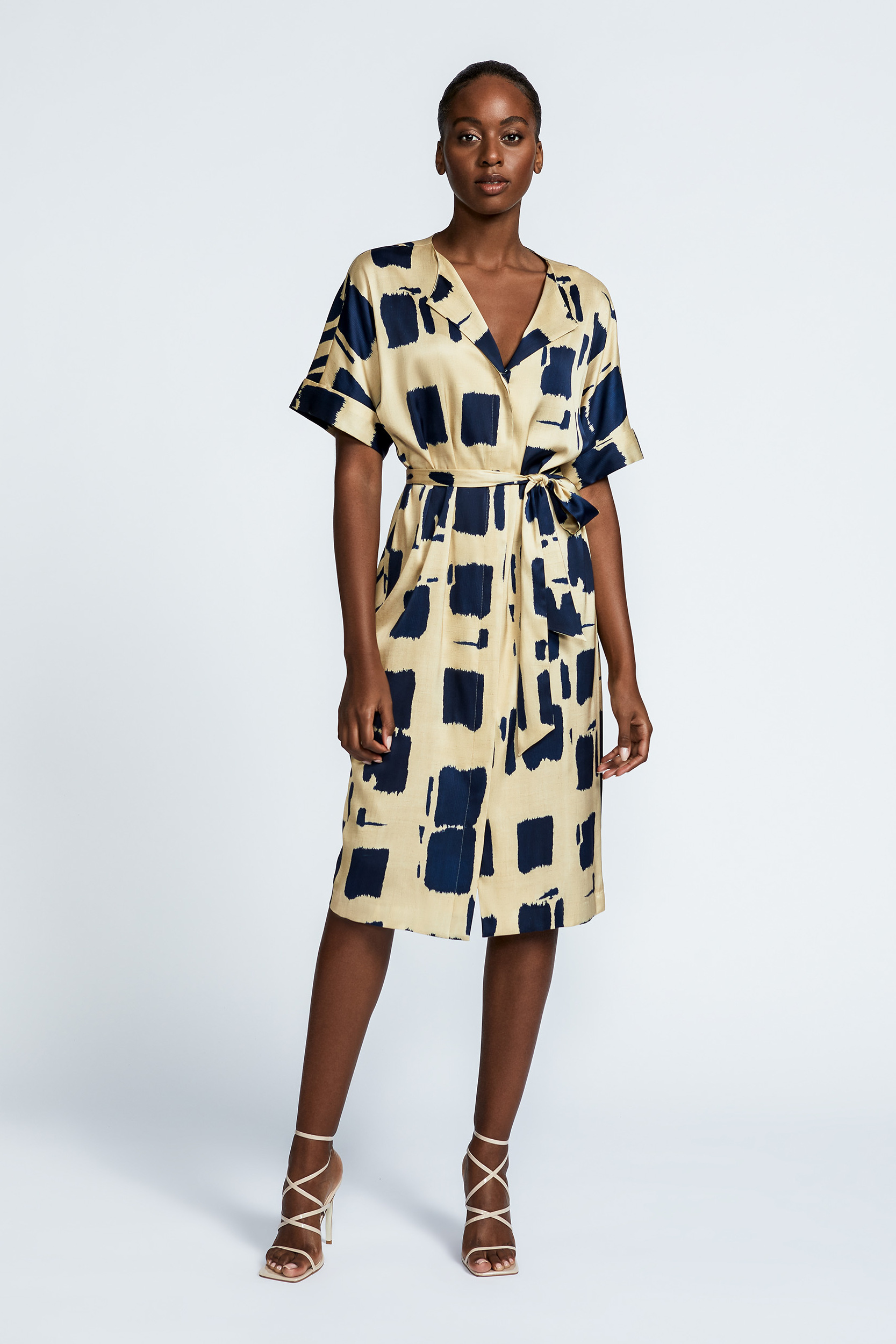 Wide dress with belt