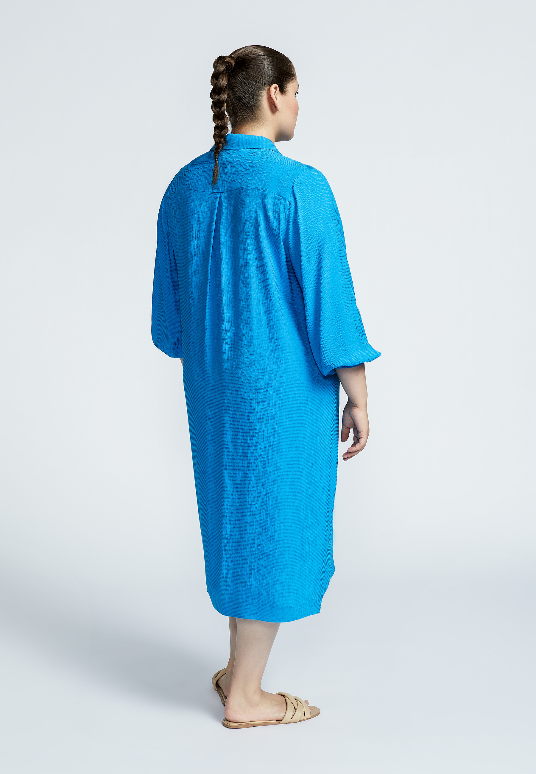 Flowing dress with sash