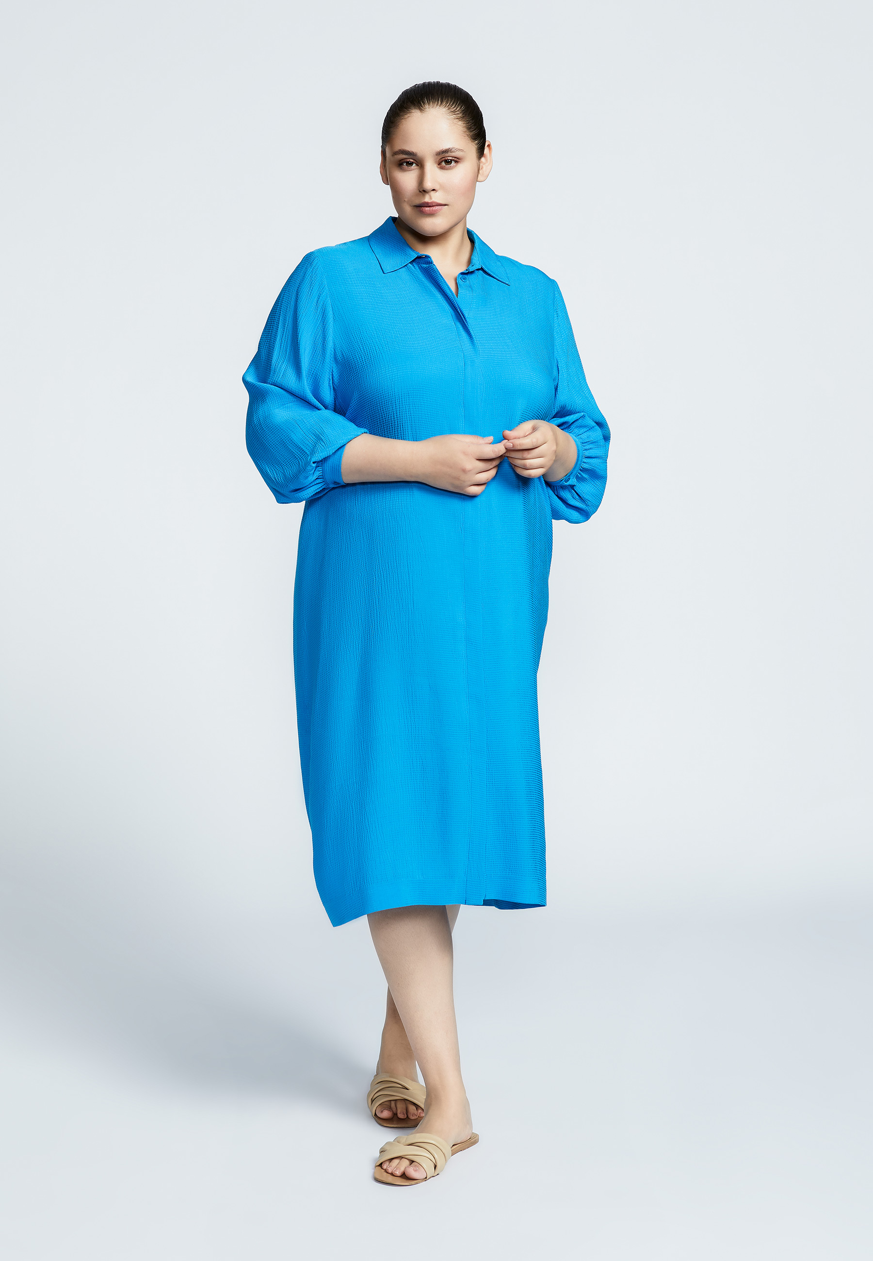 Flowing dress with sash