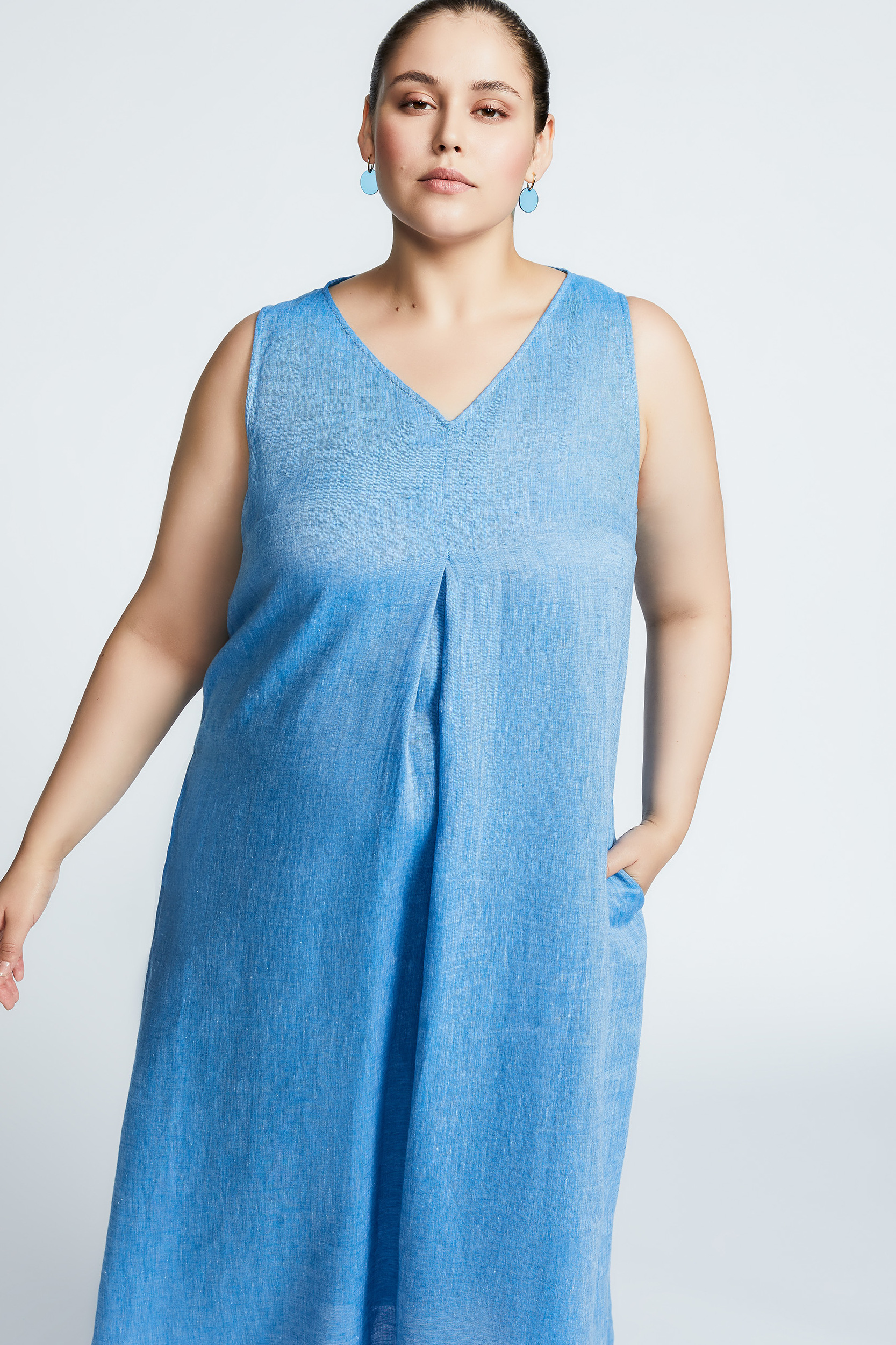 Sleeveless dress with A-line