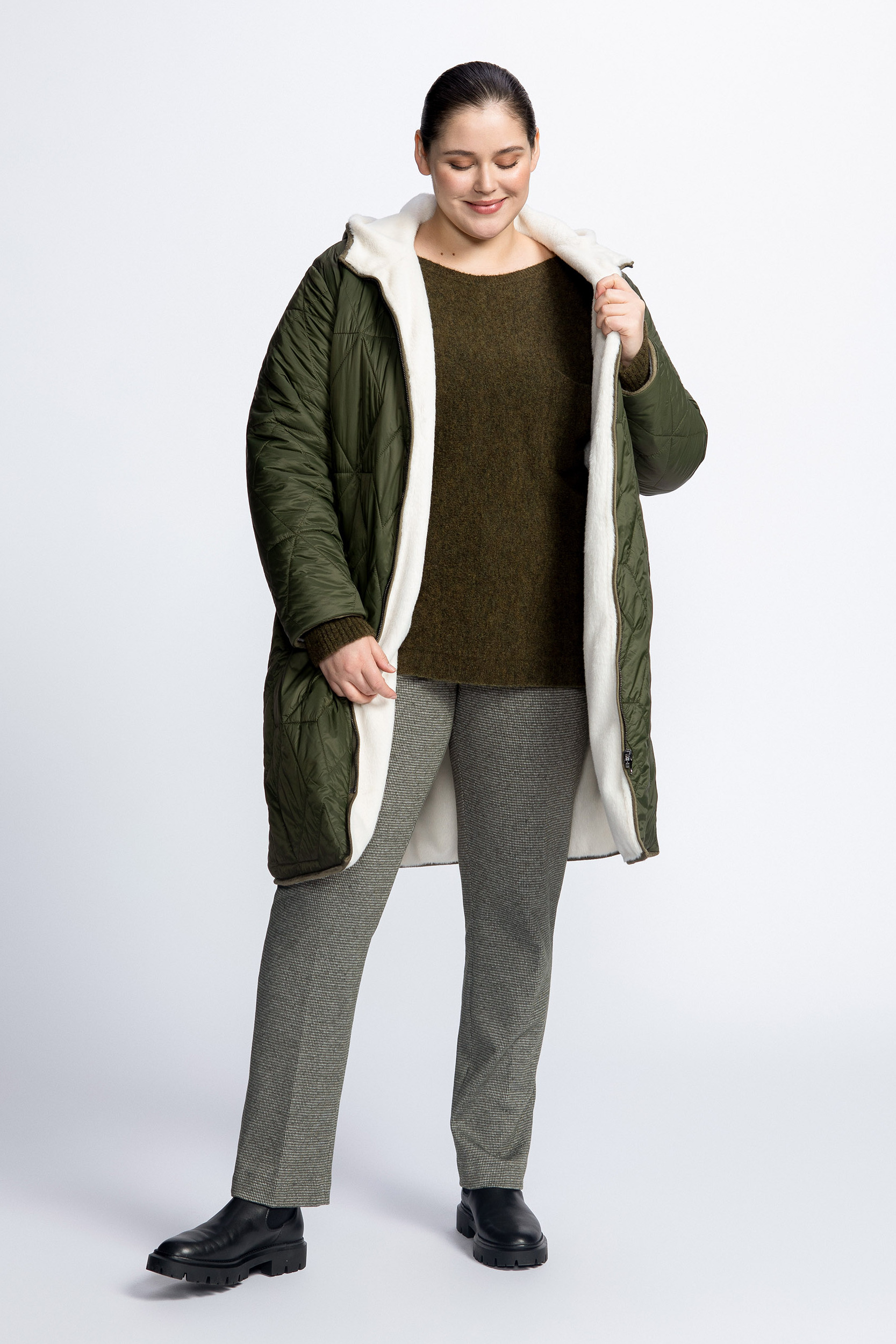Veste réversible contenant de la fausse fourrure