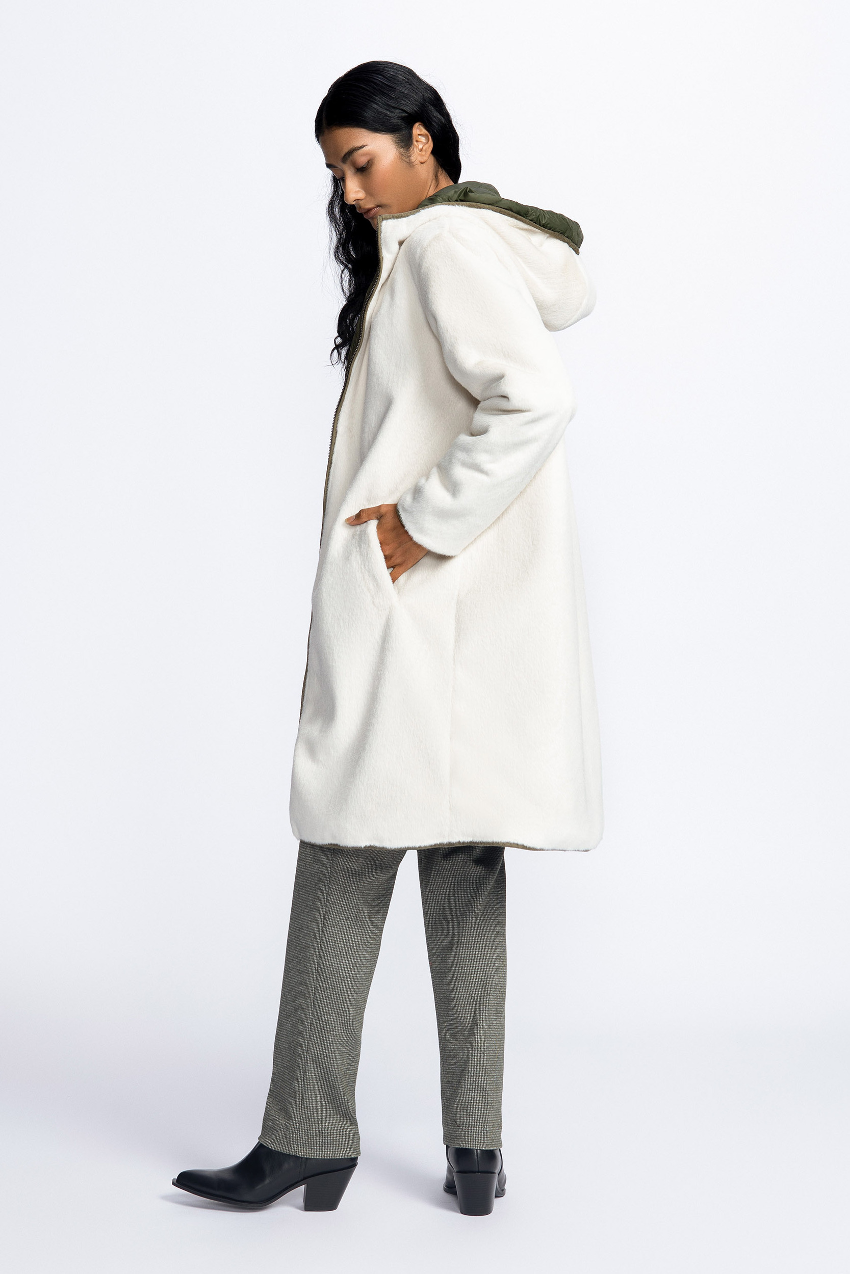 Veste réversible contenant de la fausse fourrure