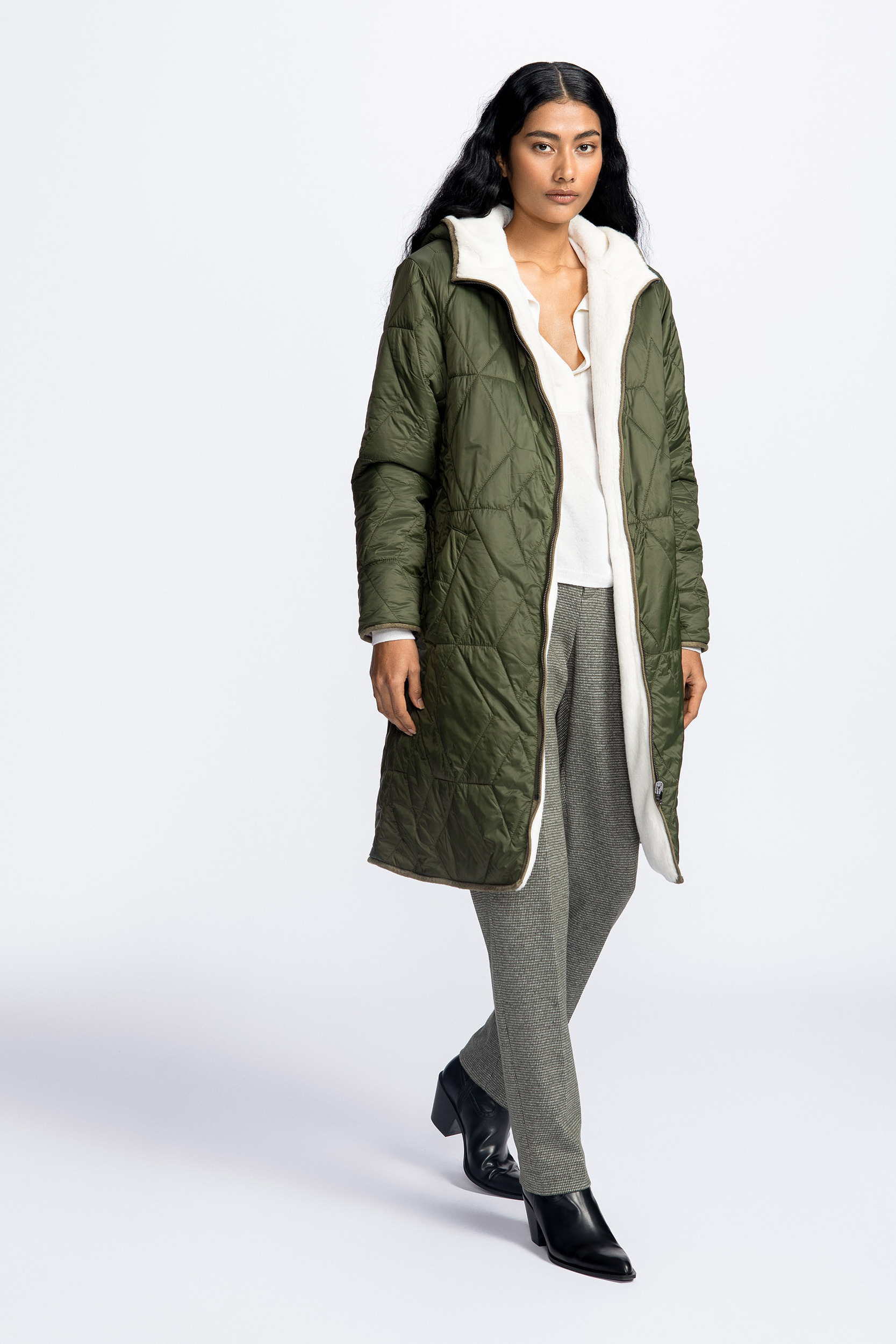 Veste réversible contenant de la fausse fourrure