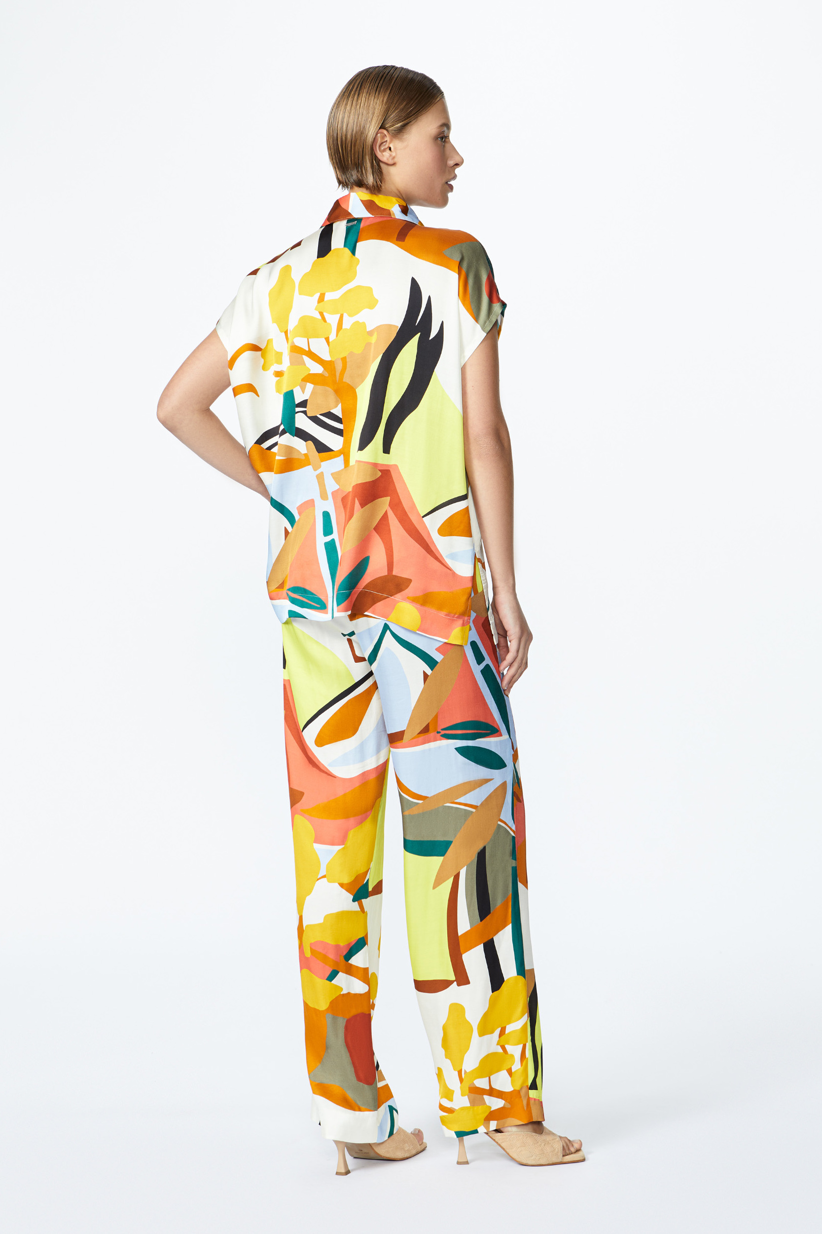 Wide trousers with landscape print