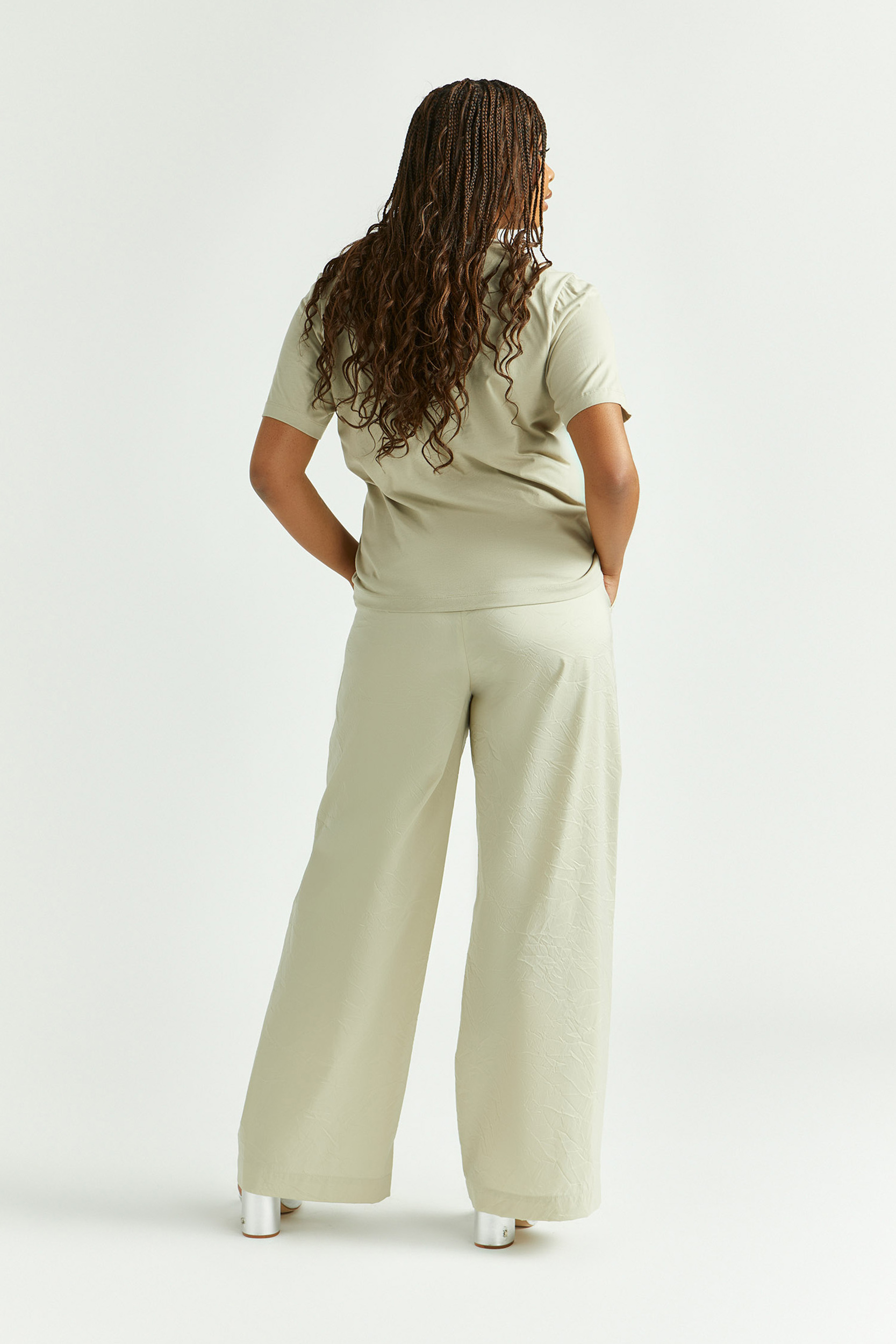 Wrinkled trousers with wide legs