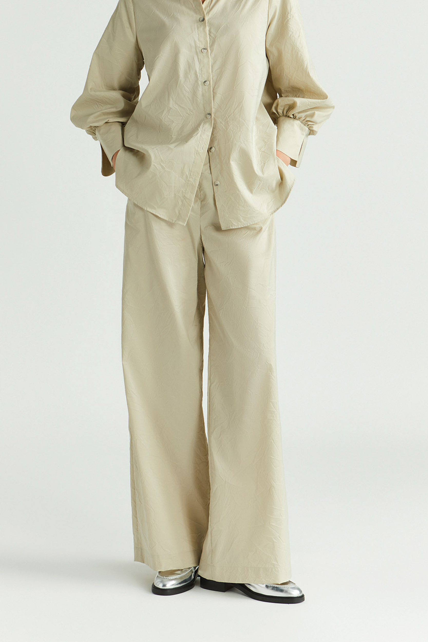 Wrinkled trousers with wide legs