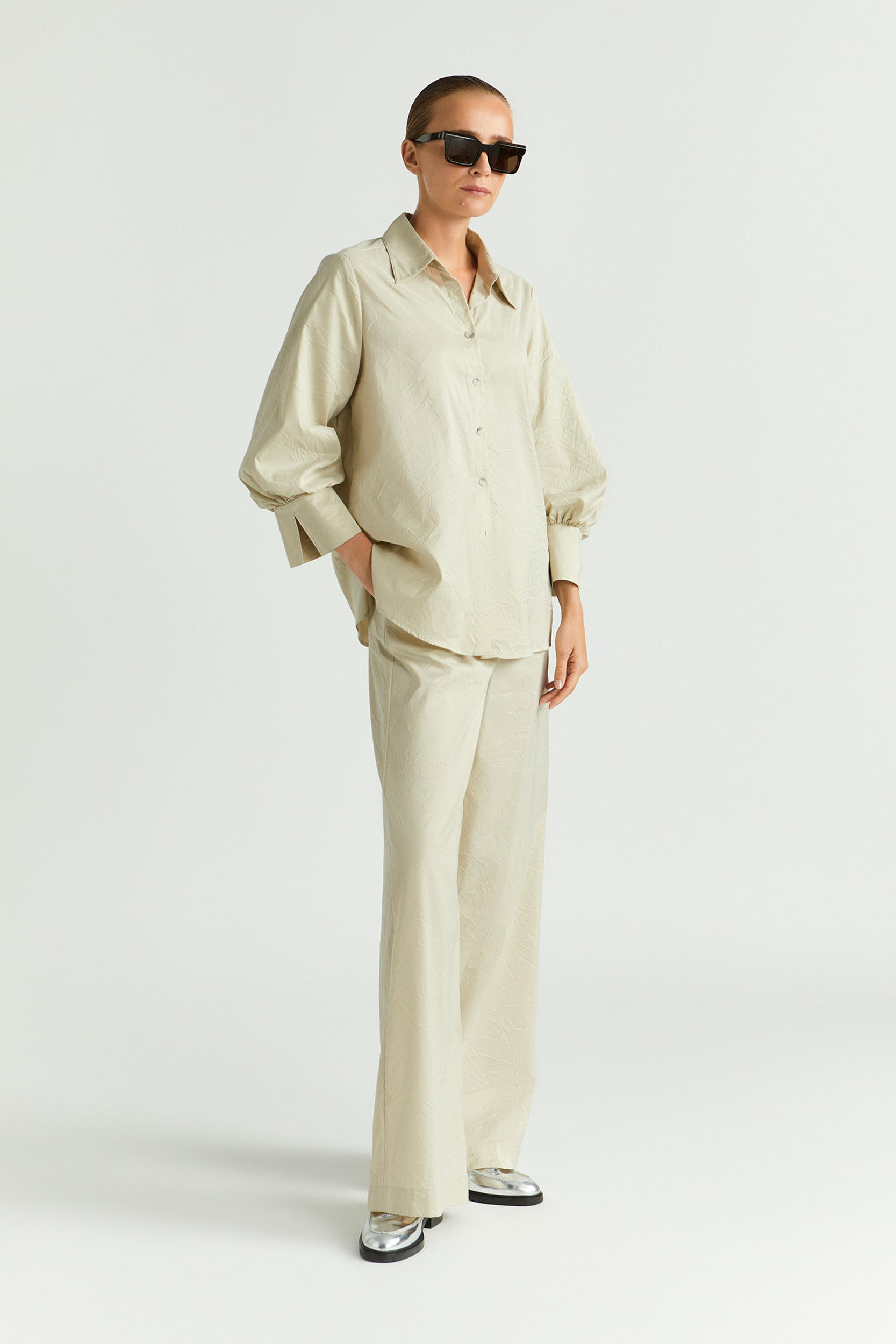 Wrinkled trousers with wide legs