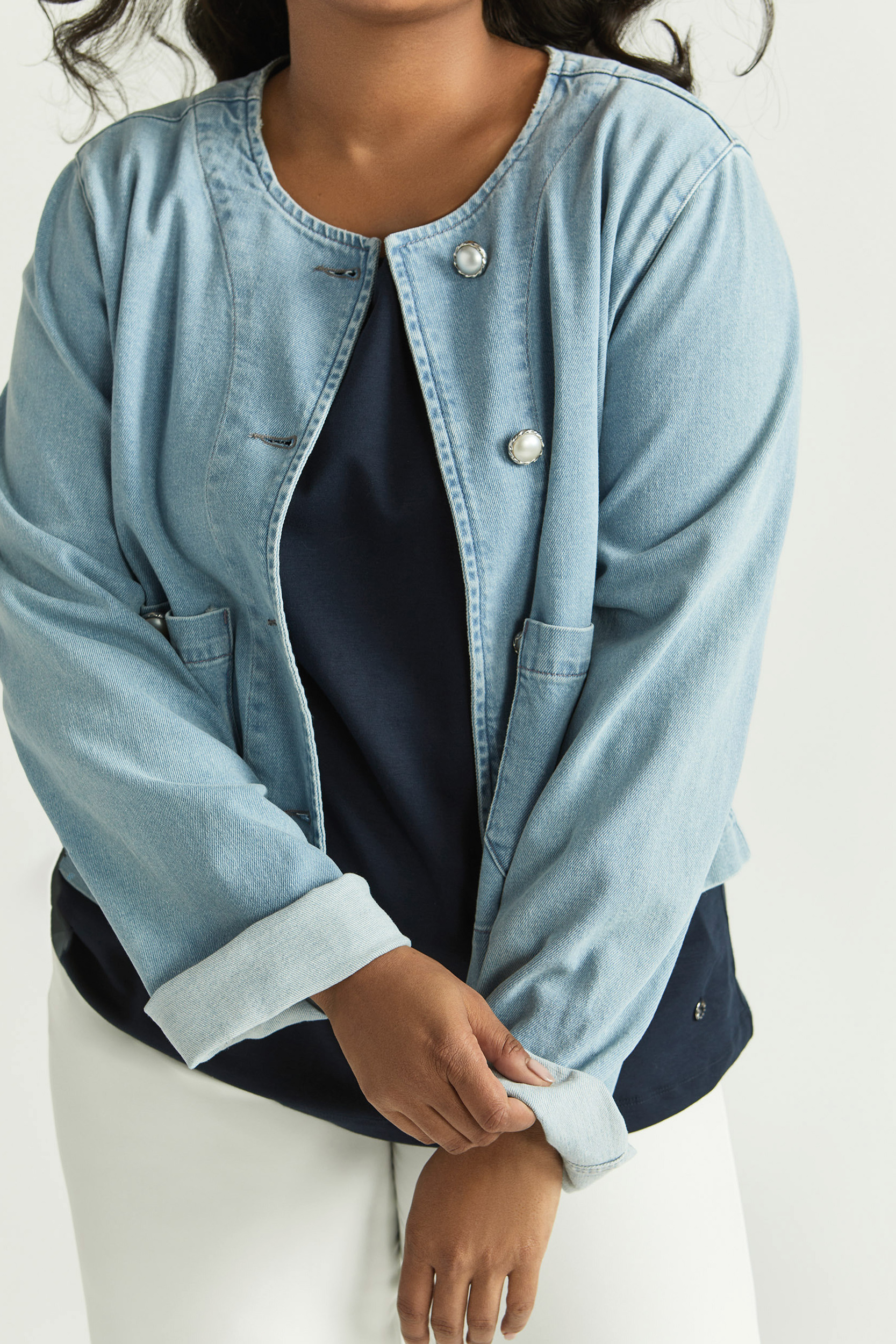 Kurze Jeansjacke mit Knöpfen