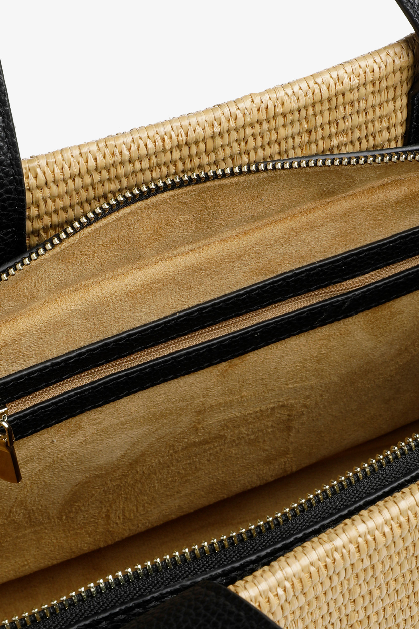 Stylish handbag with raffia