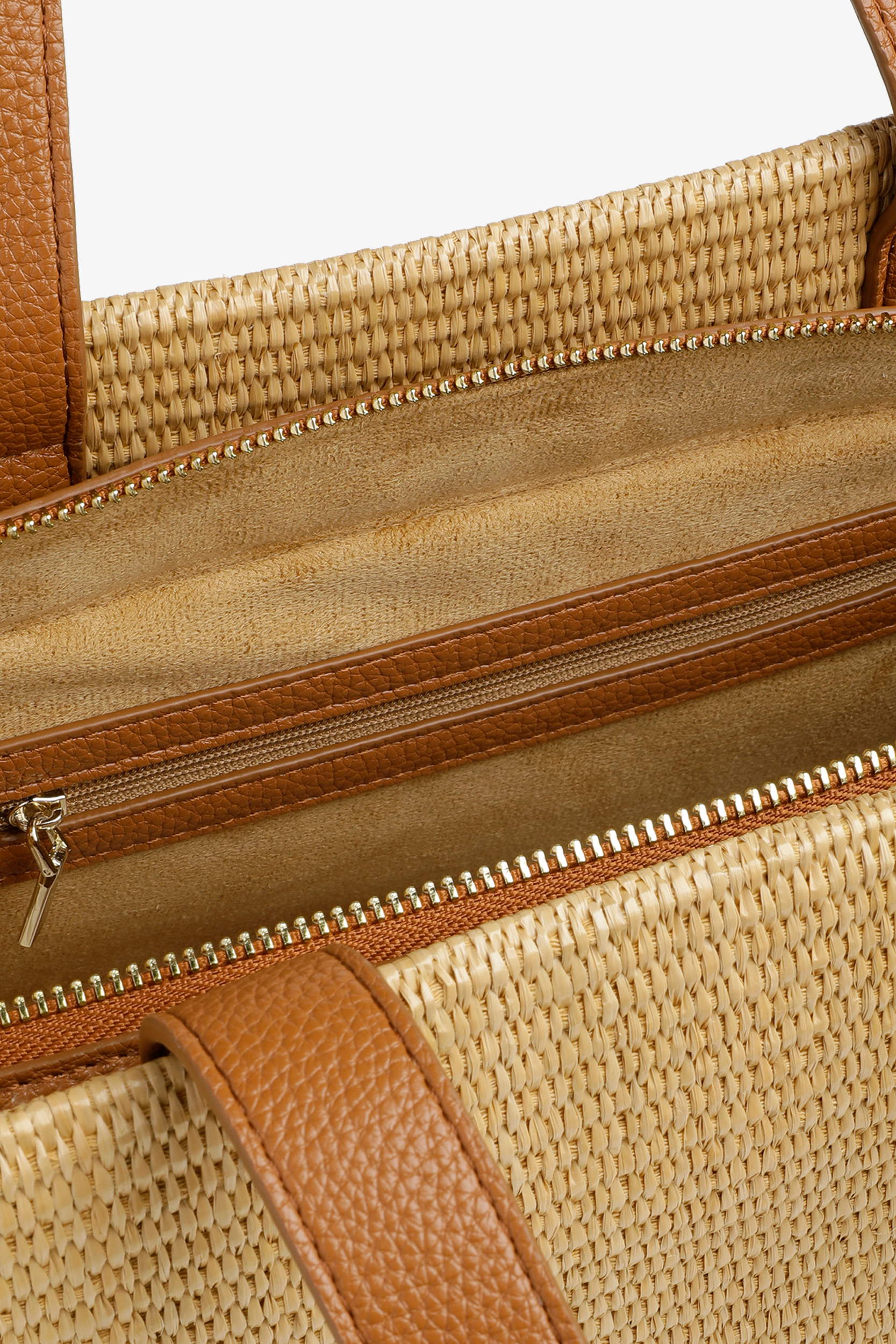 Stylish handbag with raffia