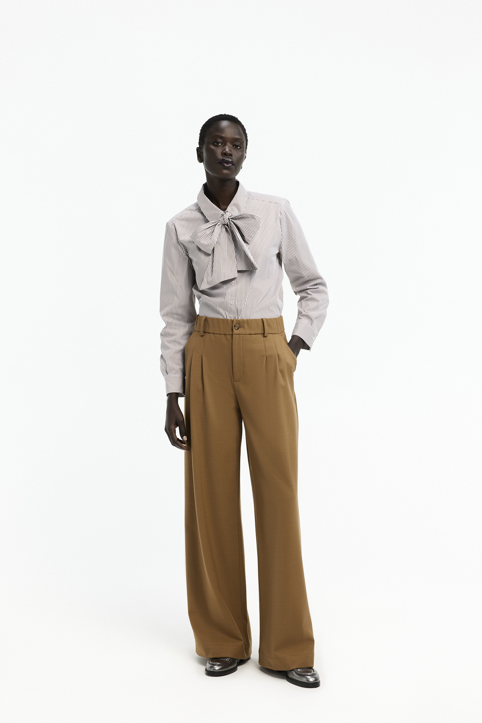 Wide-leg pleated trousers