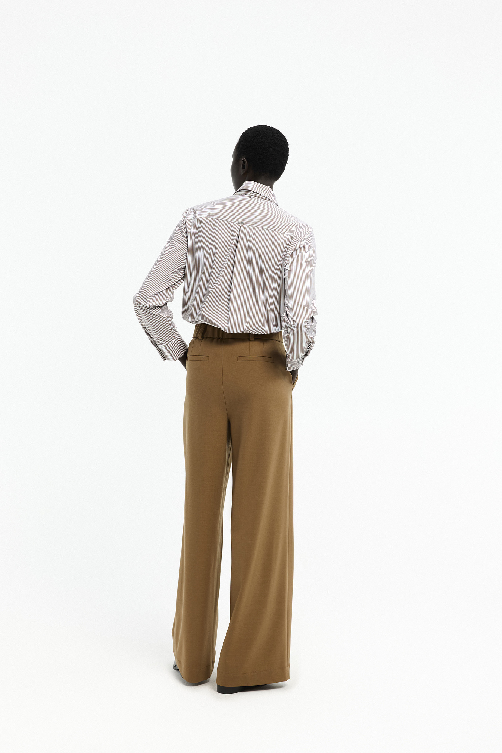 Wide-leg pleated trousers