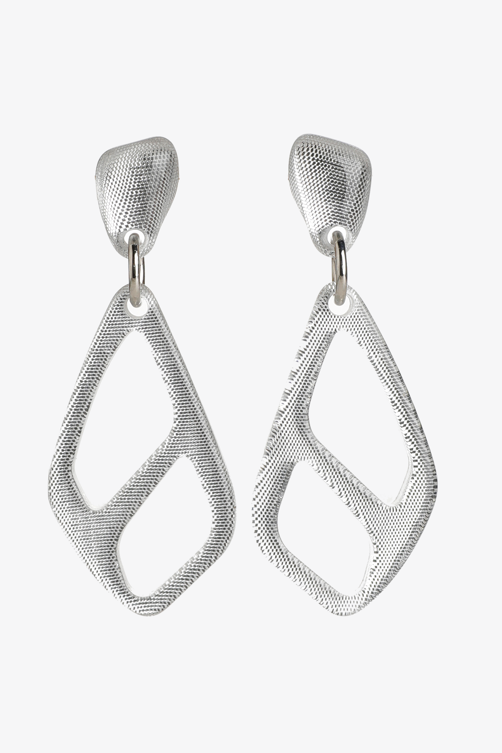 Ohrringe mit markanten Anhängern