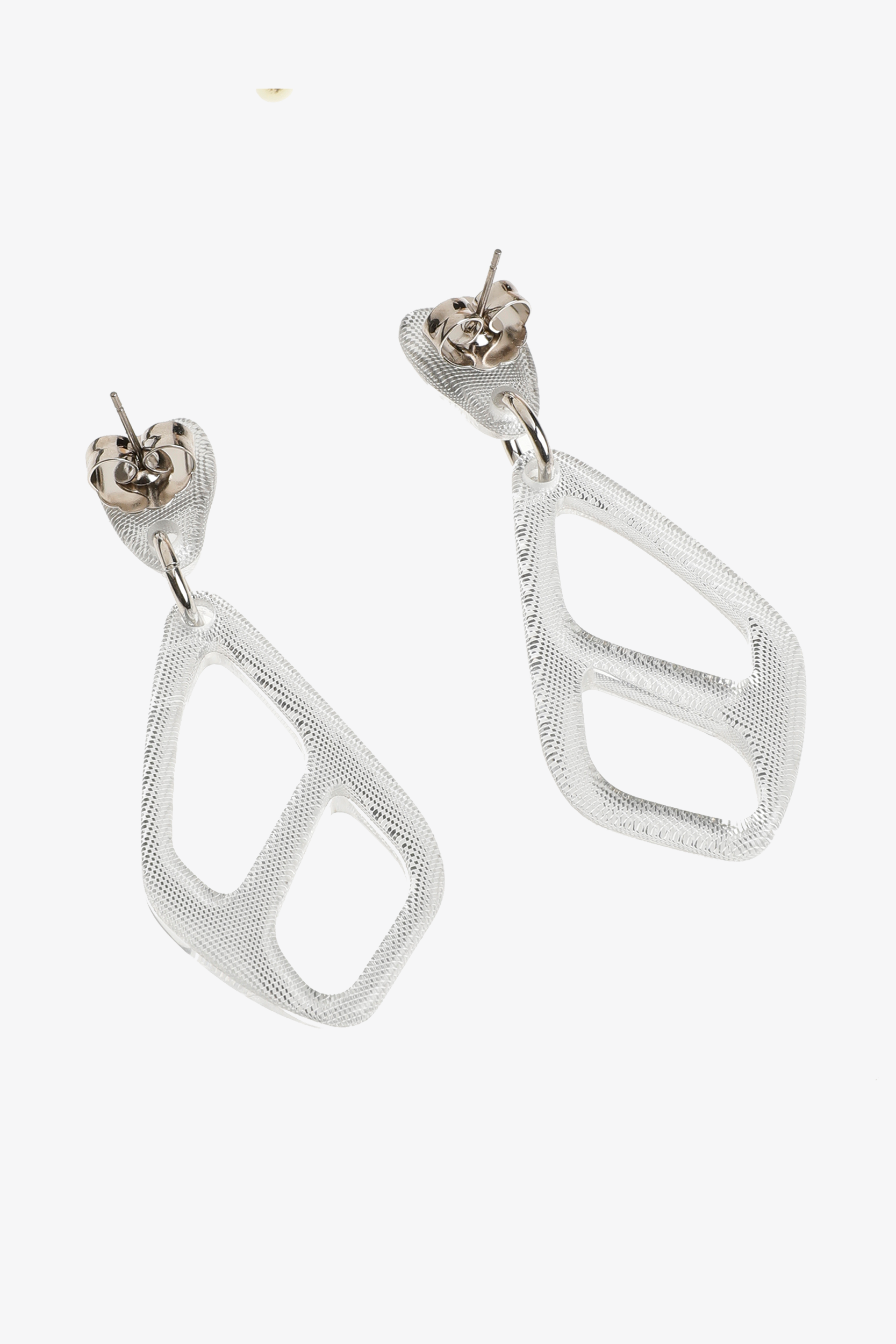 Ohrringe mit markanten Anhängern