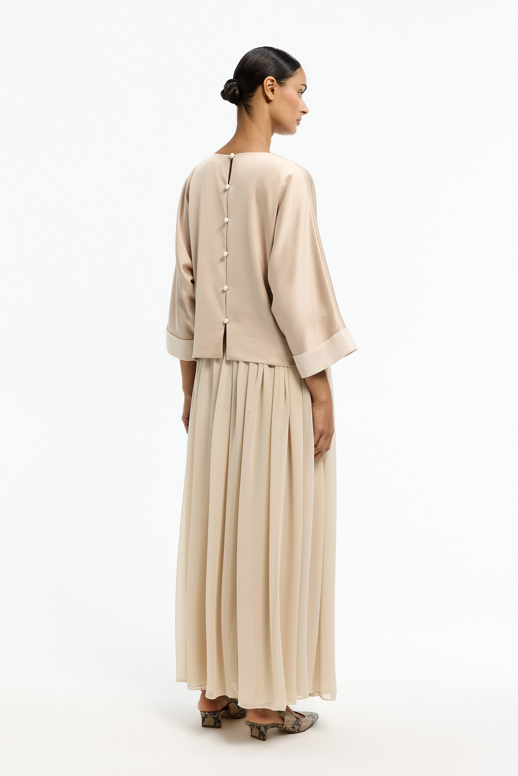 Blouse met parelknopen op de rug