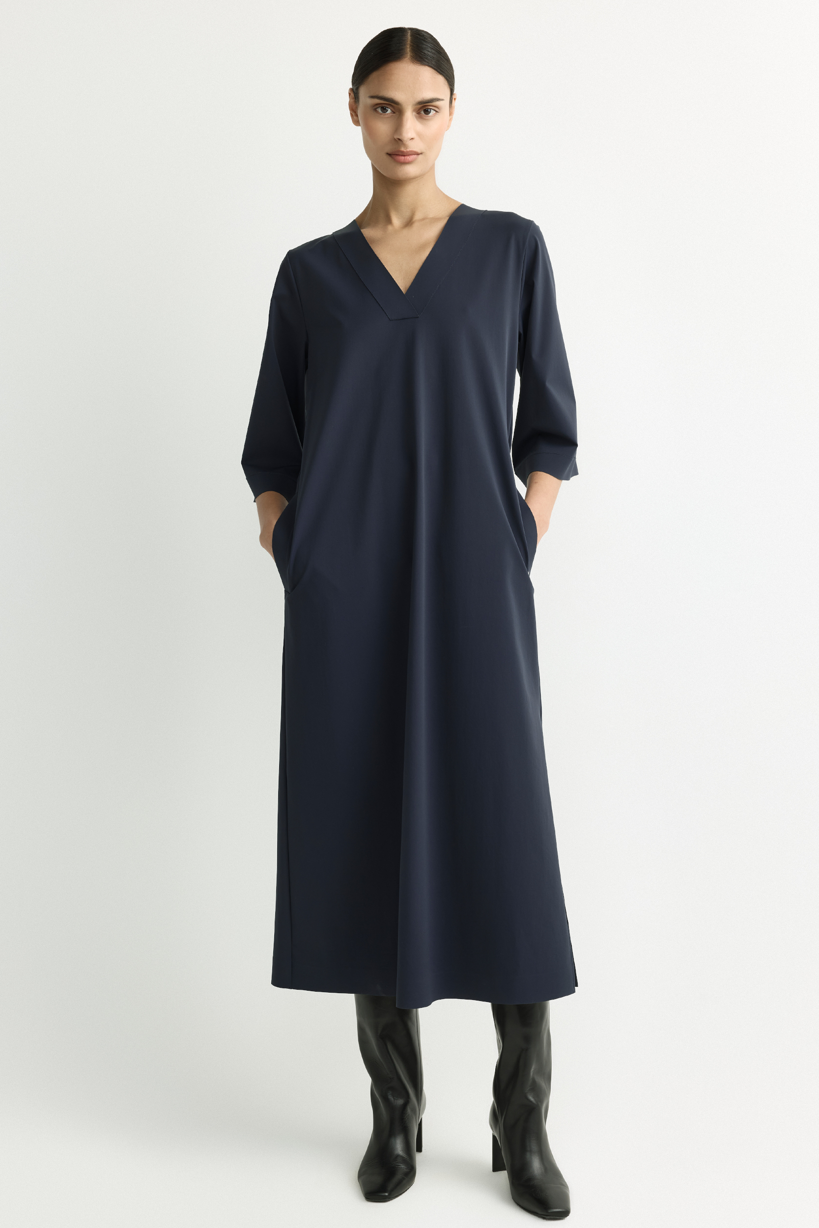 Langes Kleid mit V-Ausschnitt