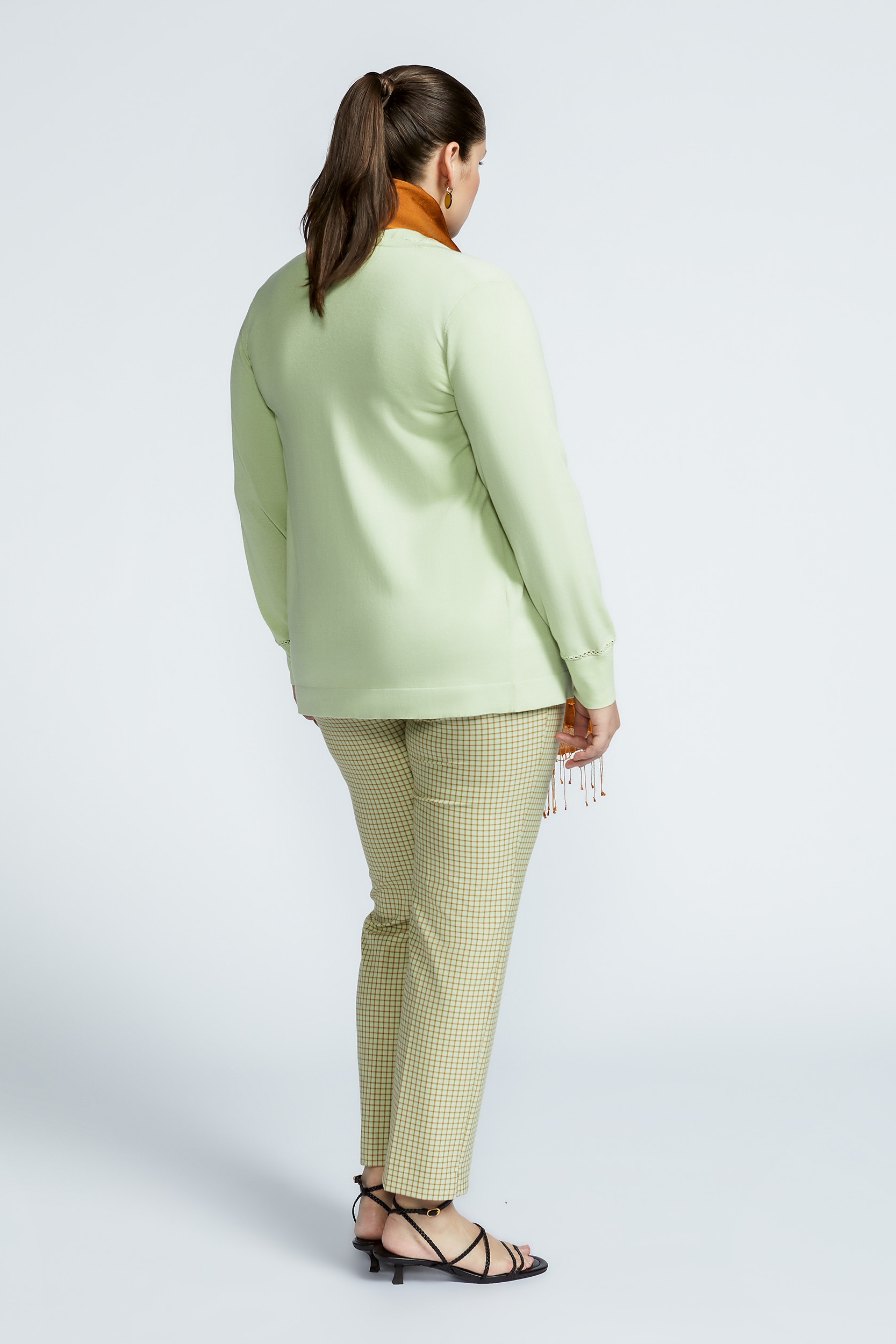 Trousers with elastic