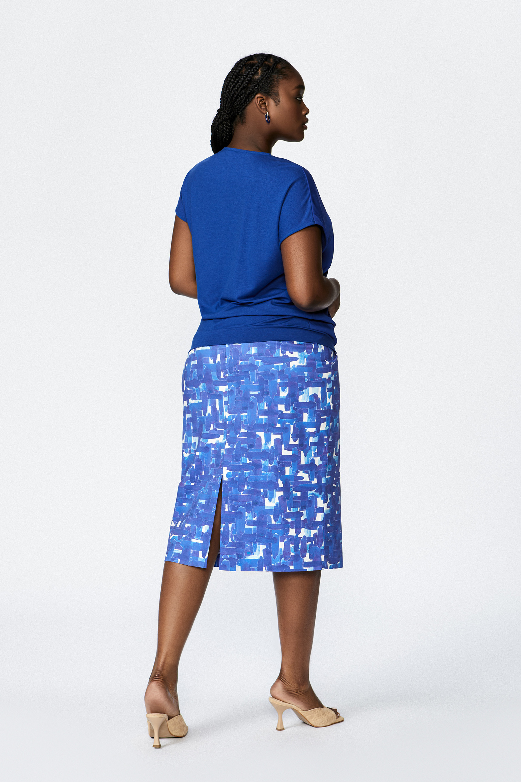 Skirt with polygrid print