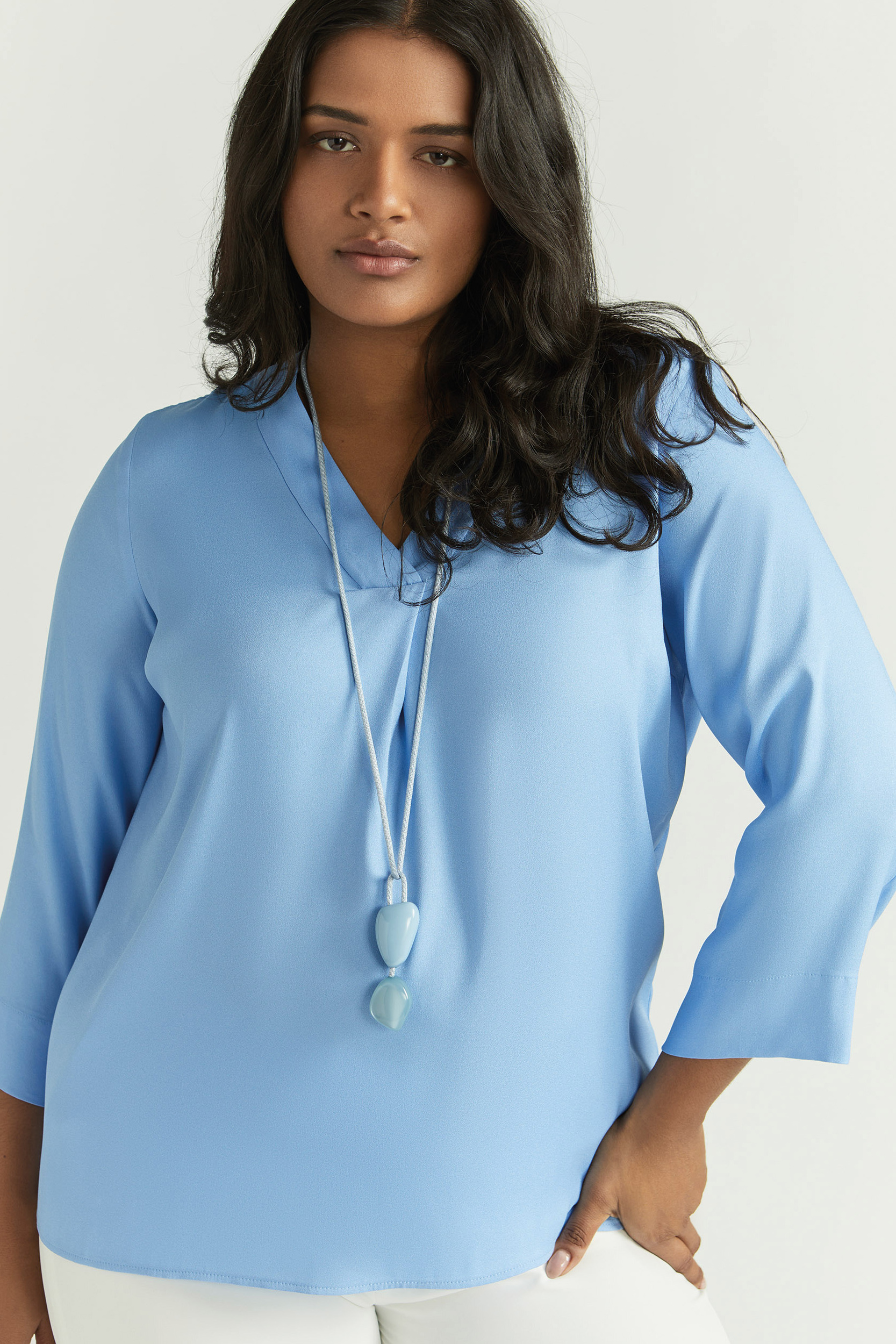 Soepelvallende blouse met V-hals