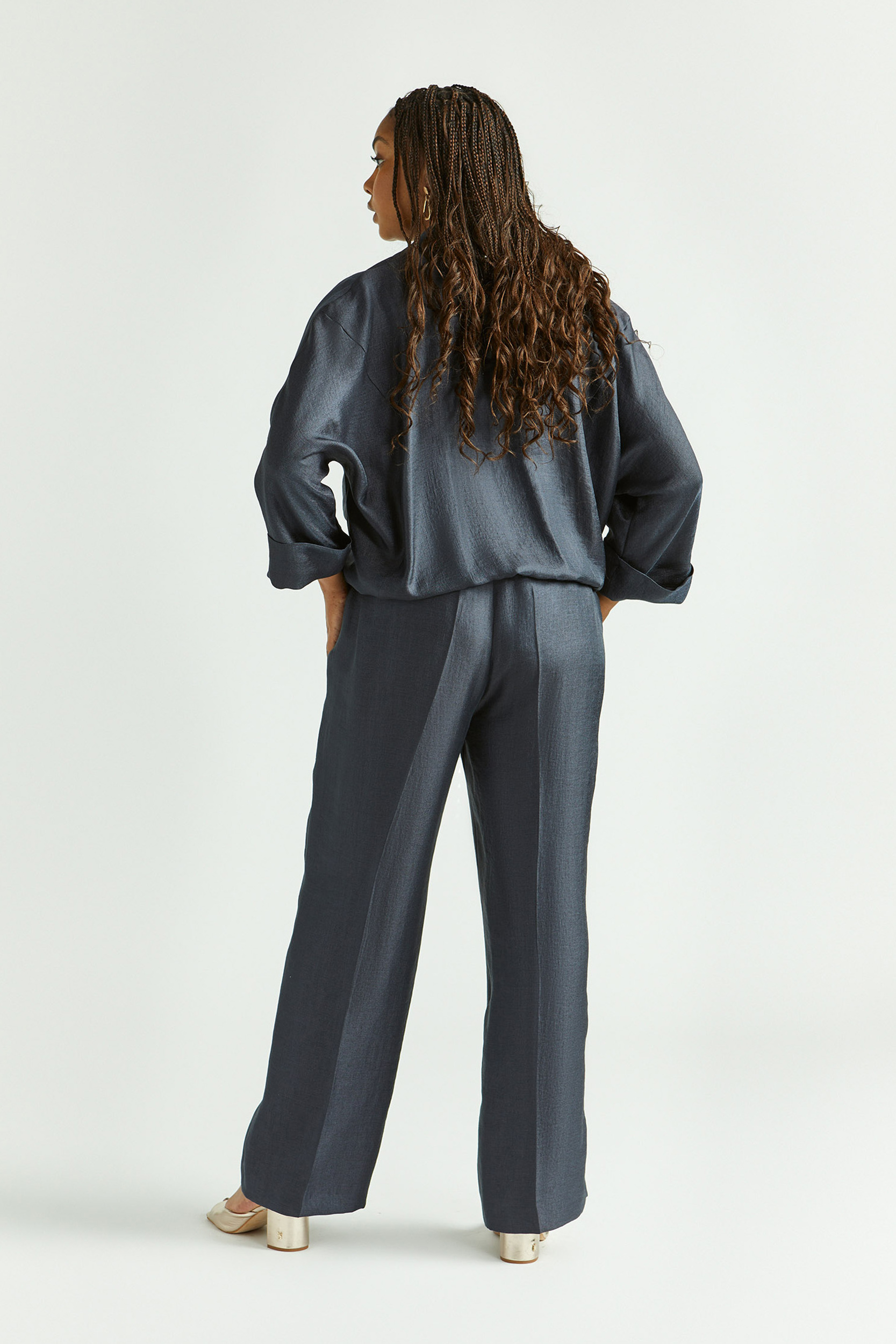 Glanzende broek met wijde pijpen