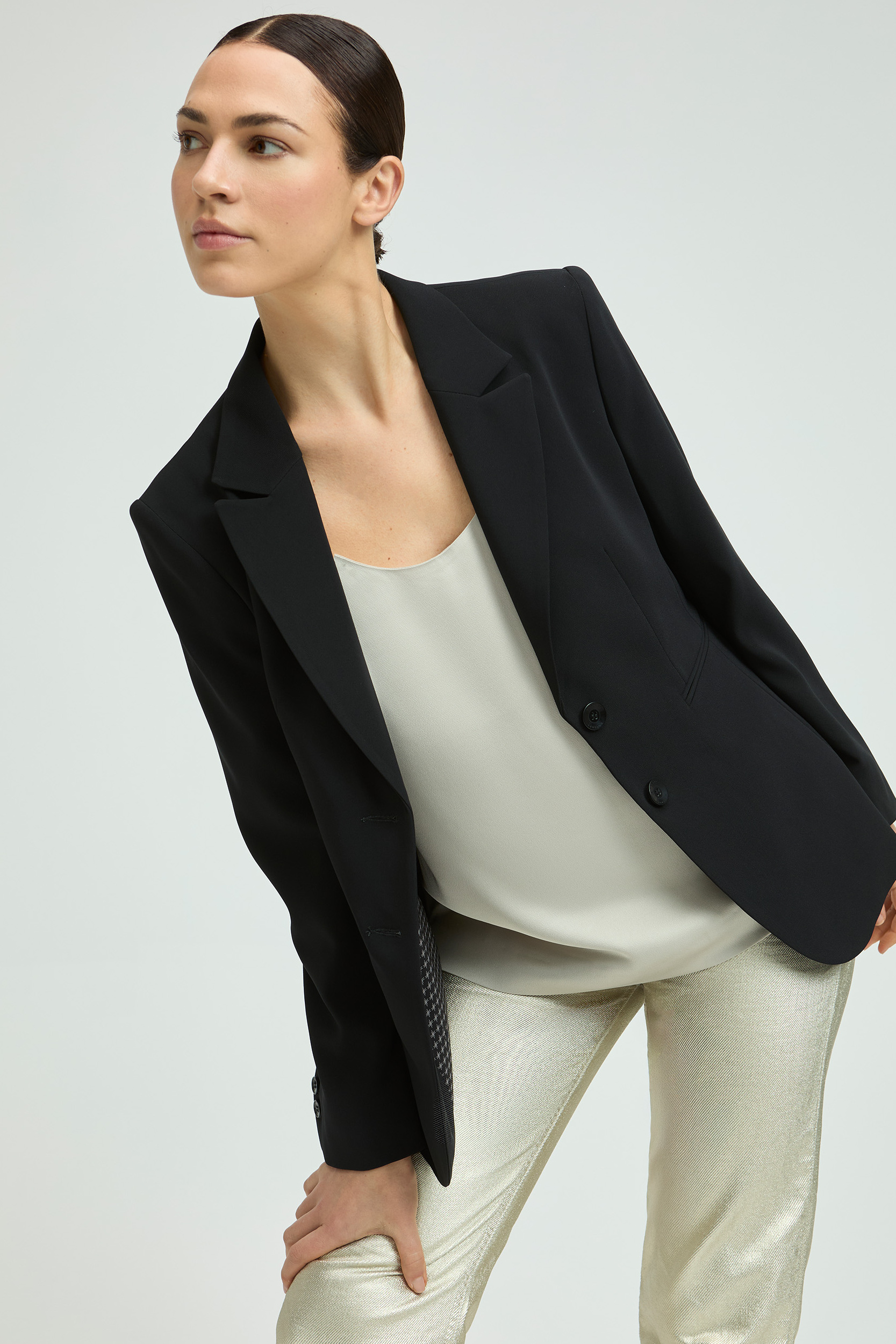 Zwarte getailleerde, kreukvrije blazer