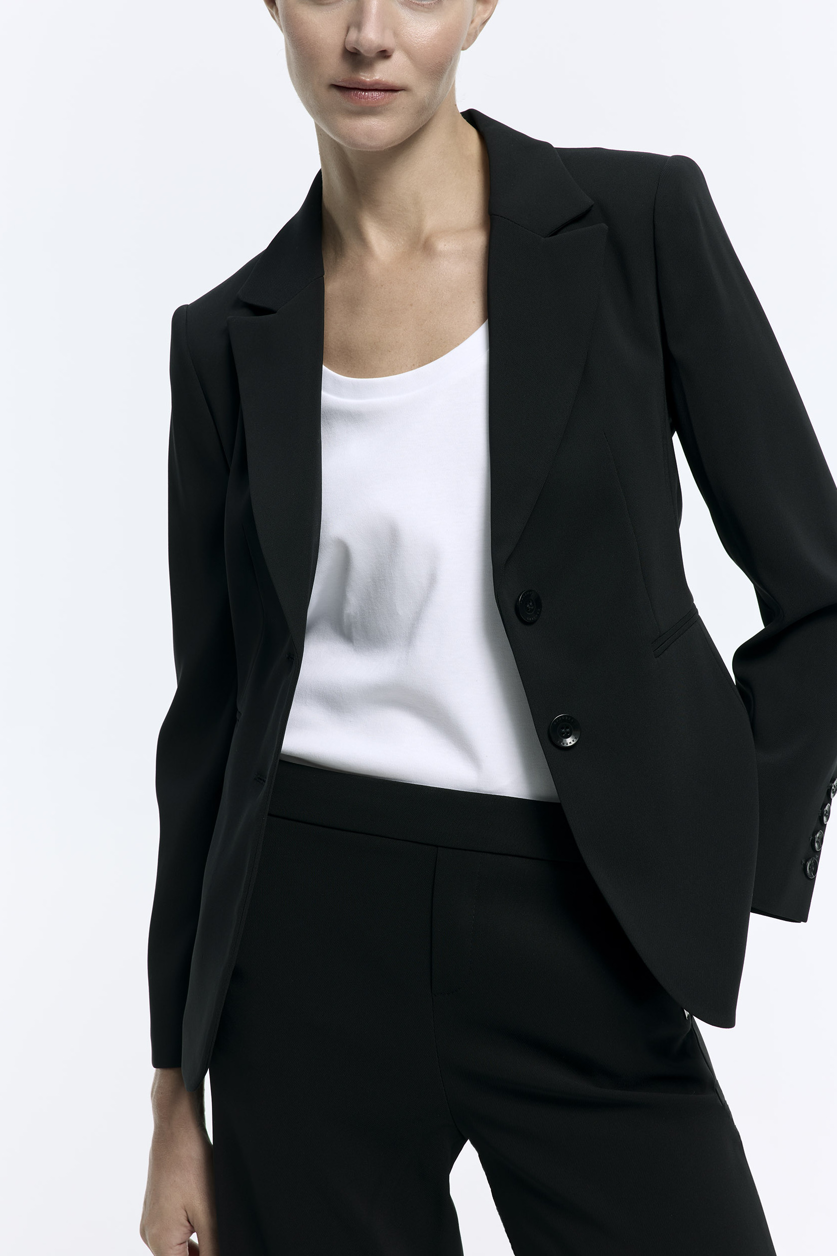 Schwarzer taillierter, knitterfreier Blazer