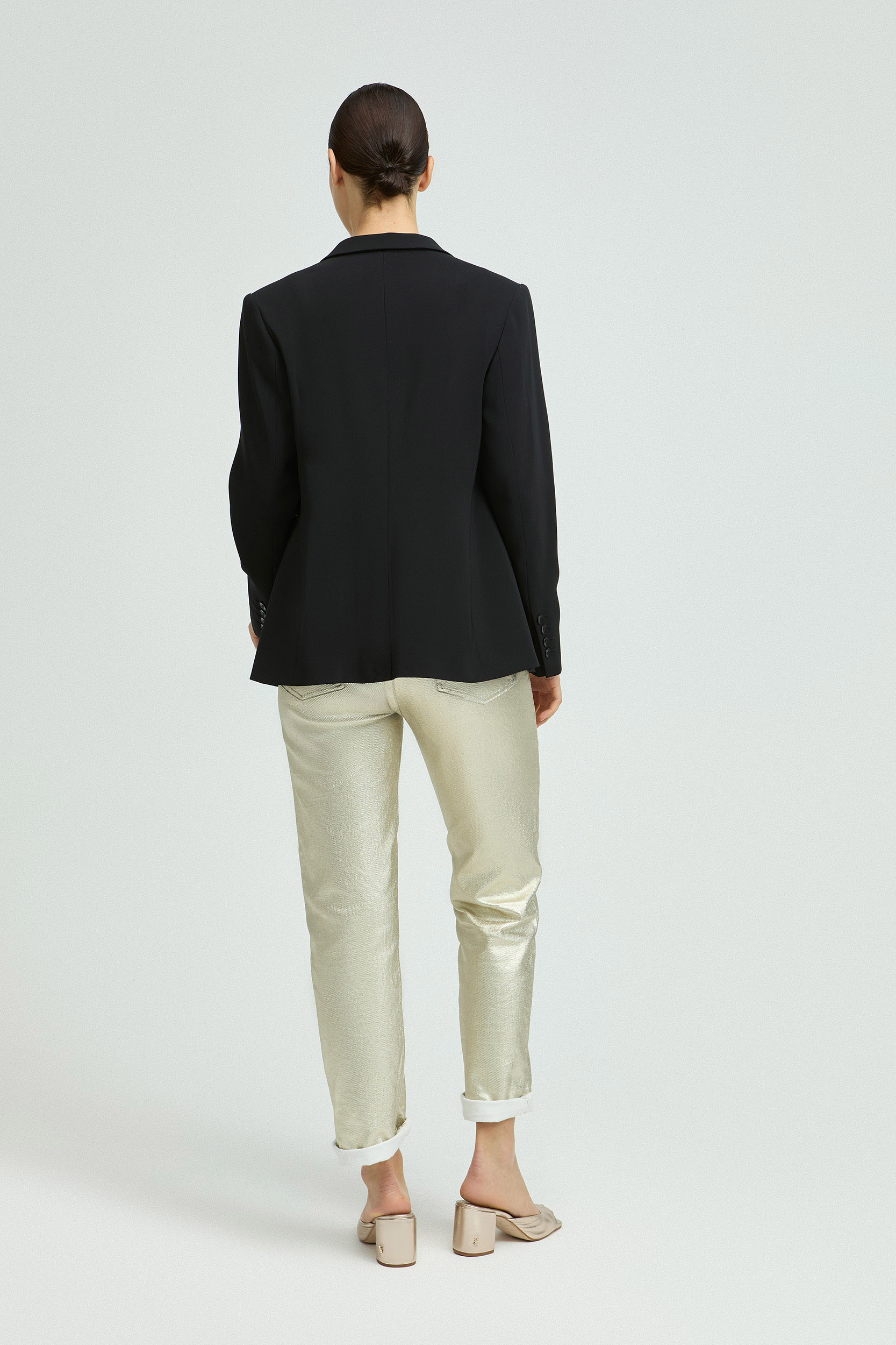 Zwarte getailleerde, kreukvrije blazer