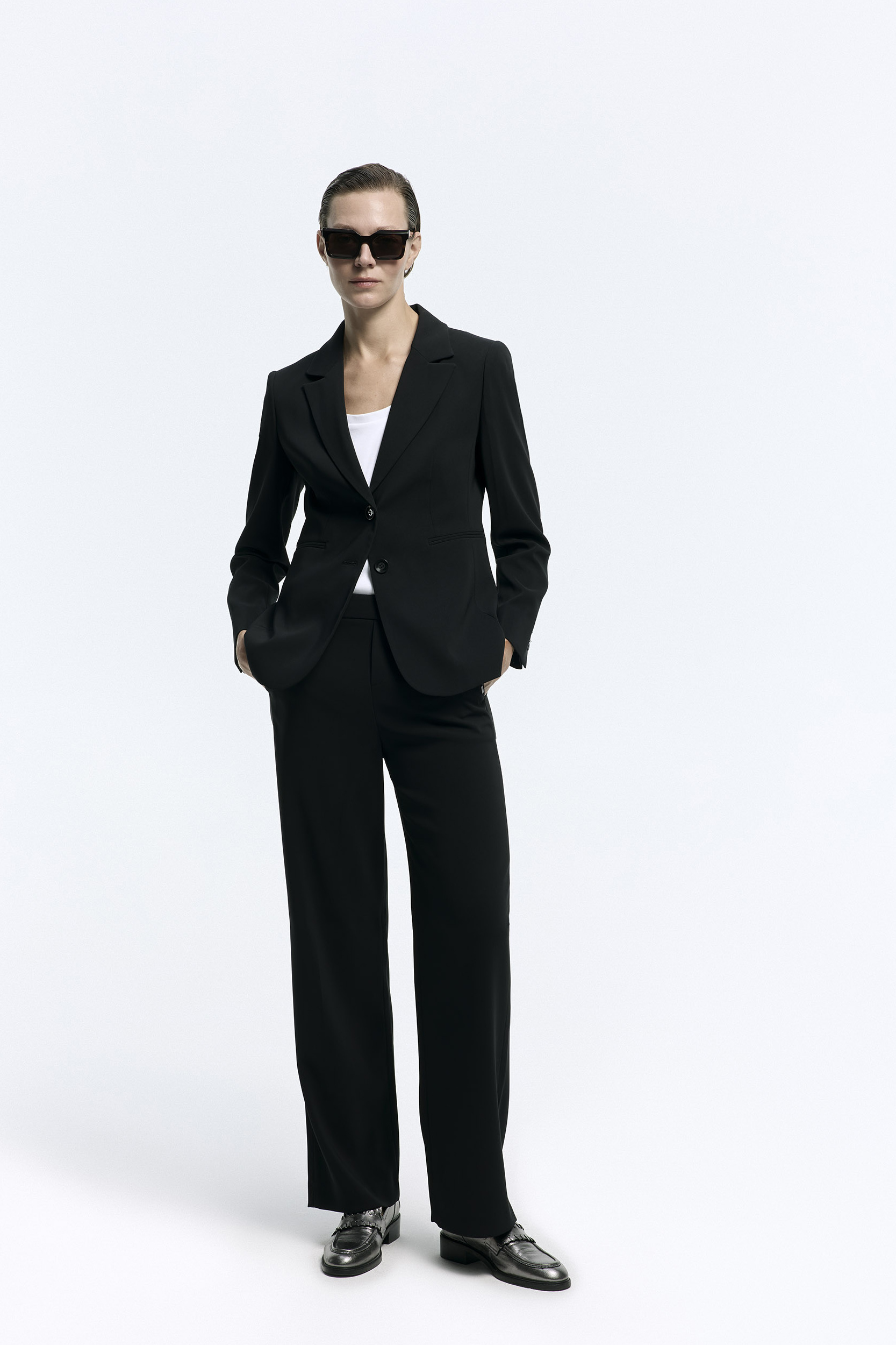 Schwarzer taillierter, knitterfreier Blazer