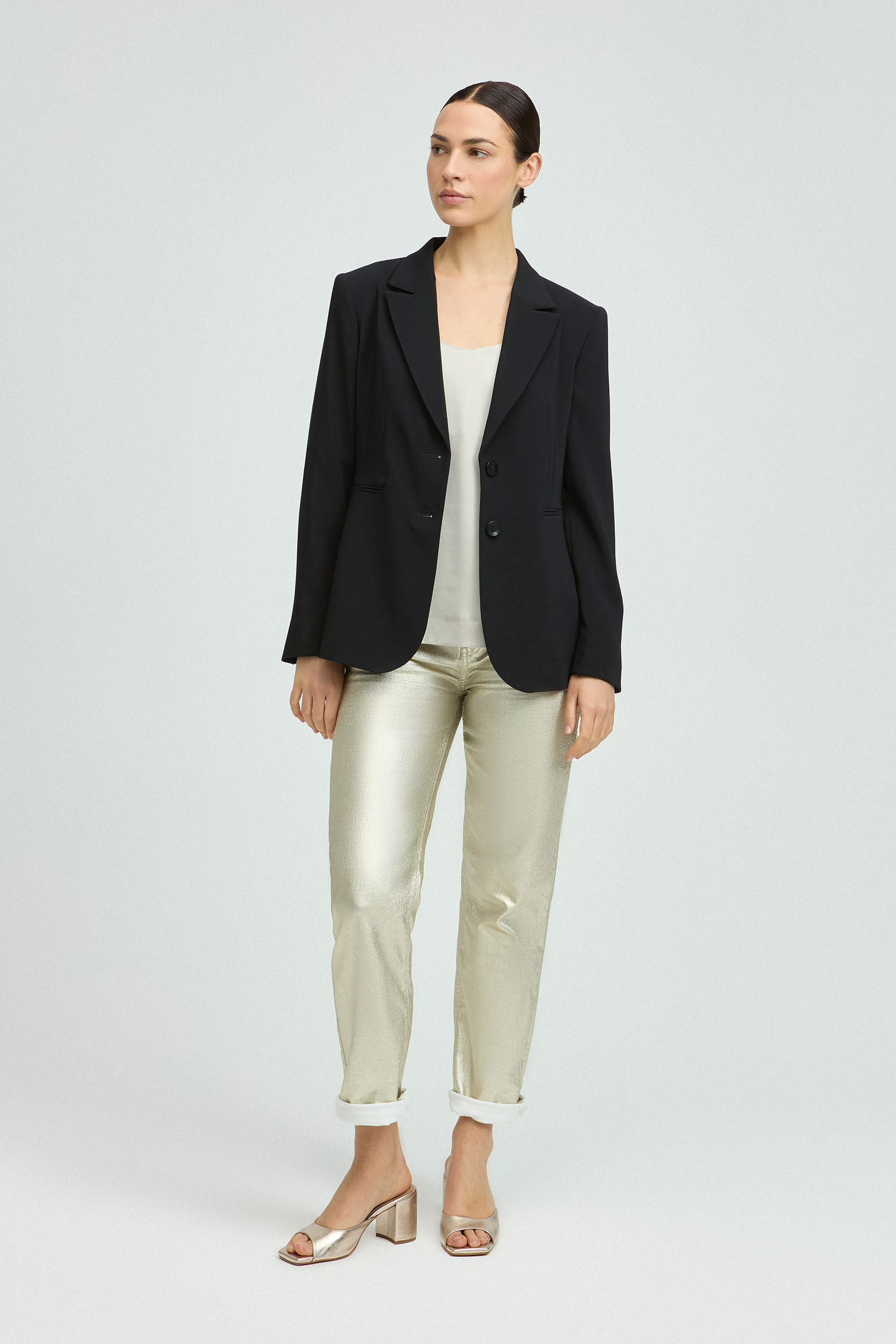 Zwarte getailleerde, kreukvrije blazer