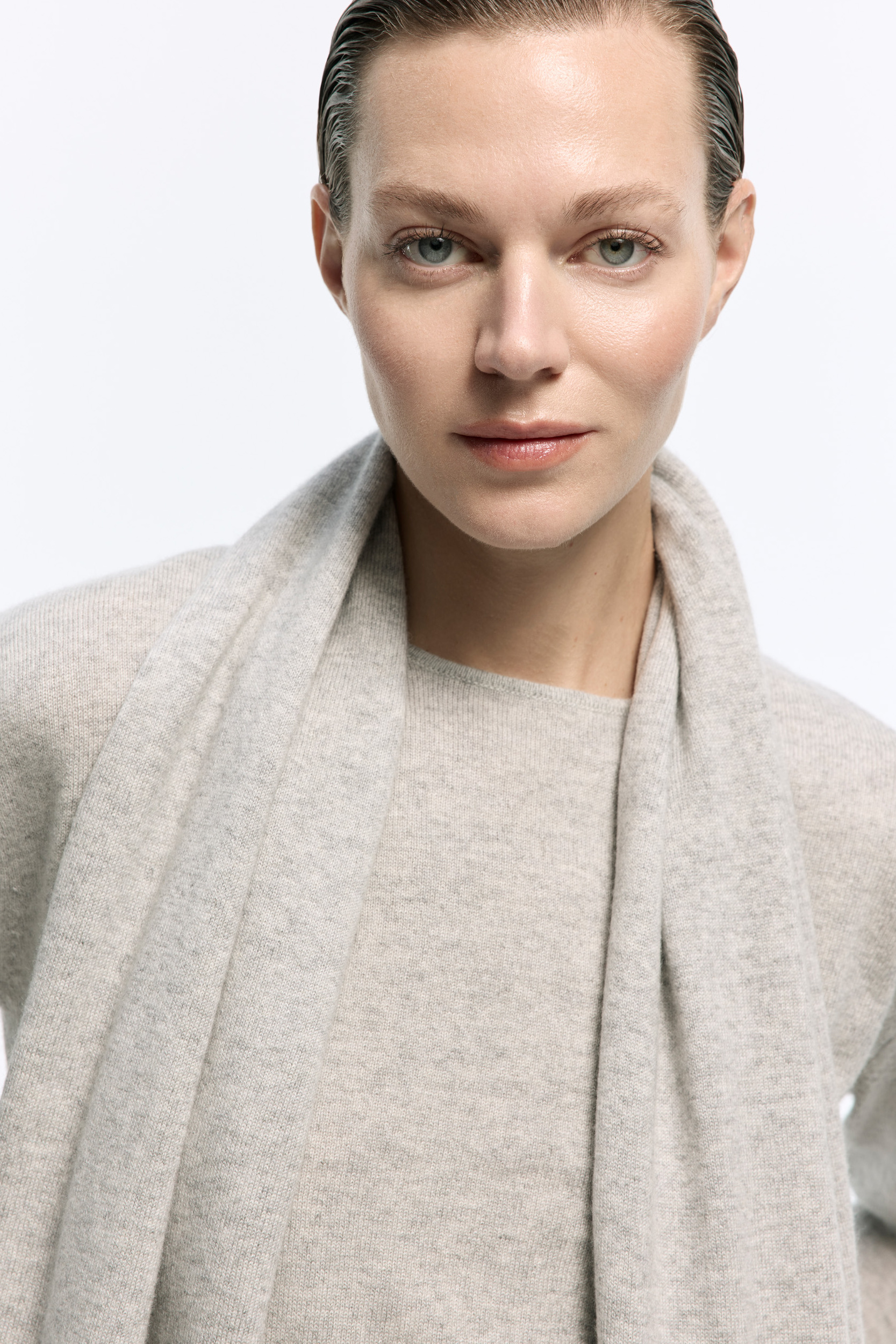 Grauer Cashmere Pullover mit Rundhalsausschnitt