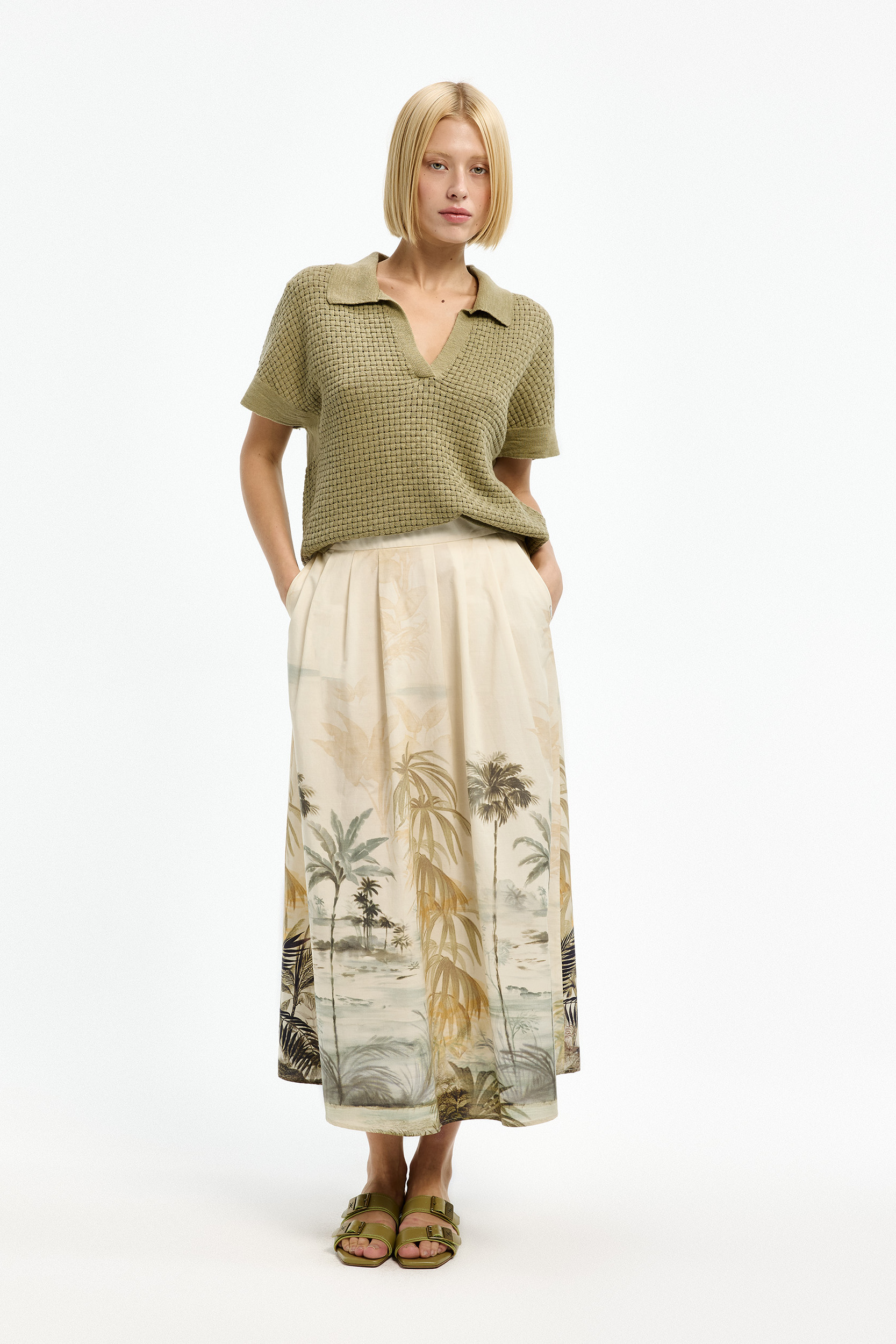Sleeveless pullover with polo collar