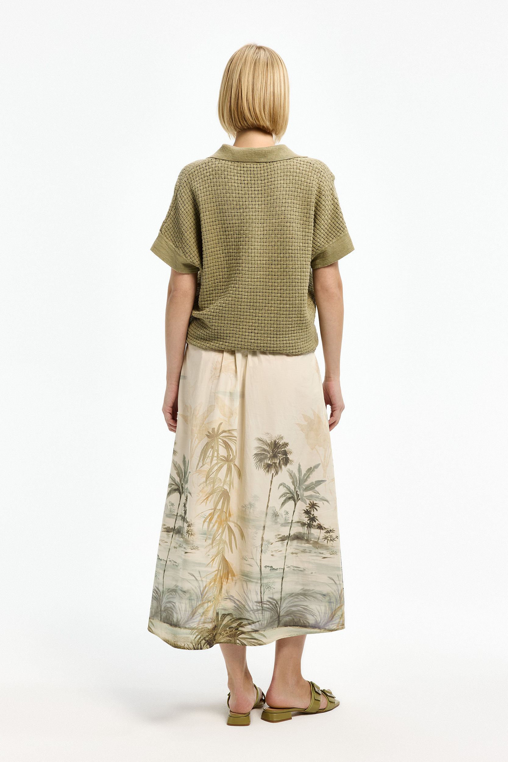 Sleeveless pullover with polo collar